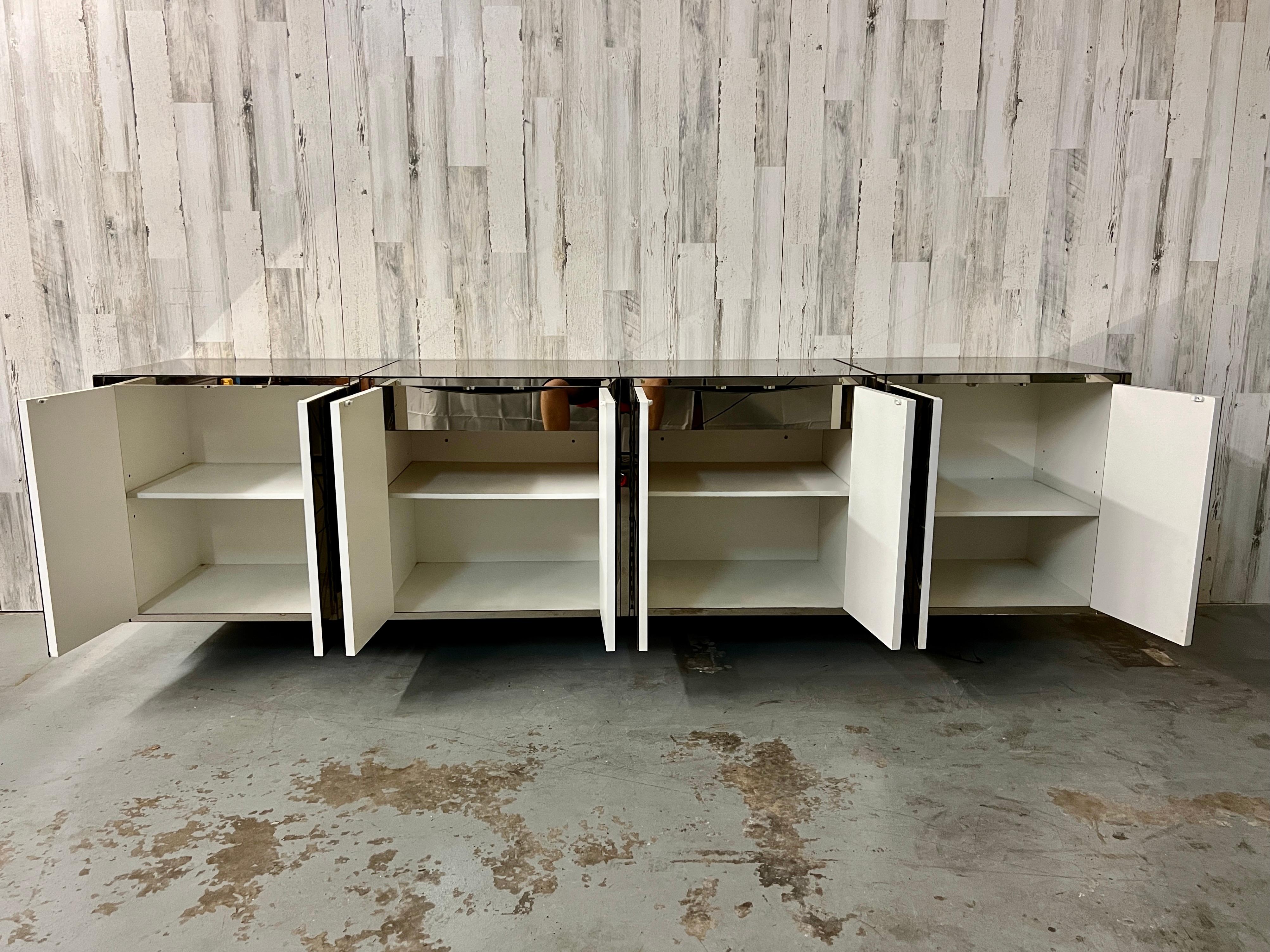 Credenza Flotante de Cuatro Piezas con Diseño de Diamante y Espejo 3
