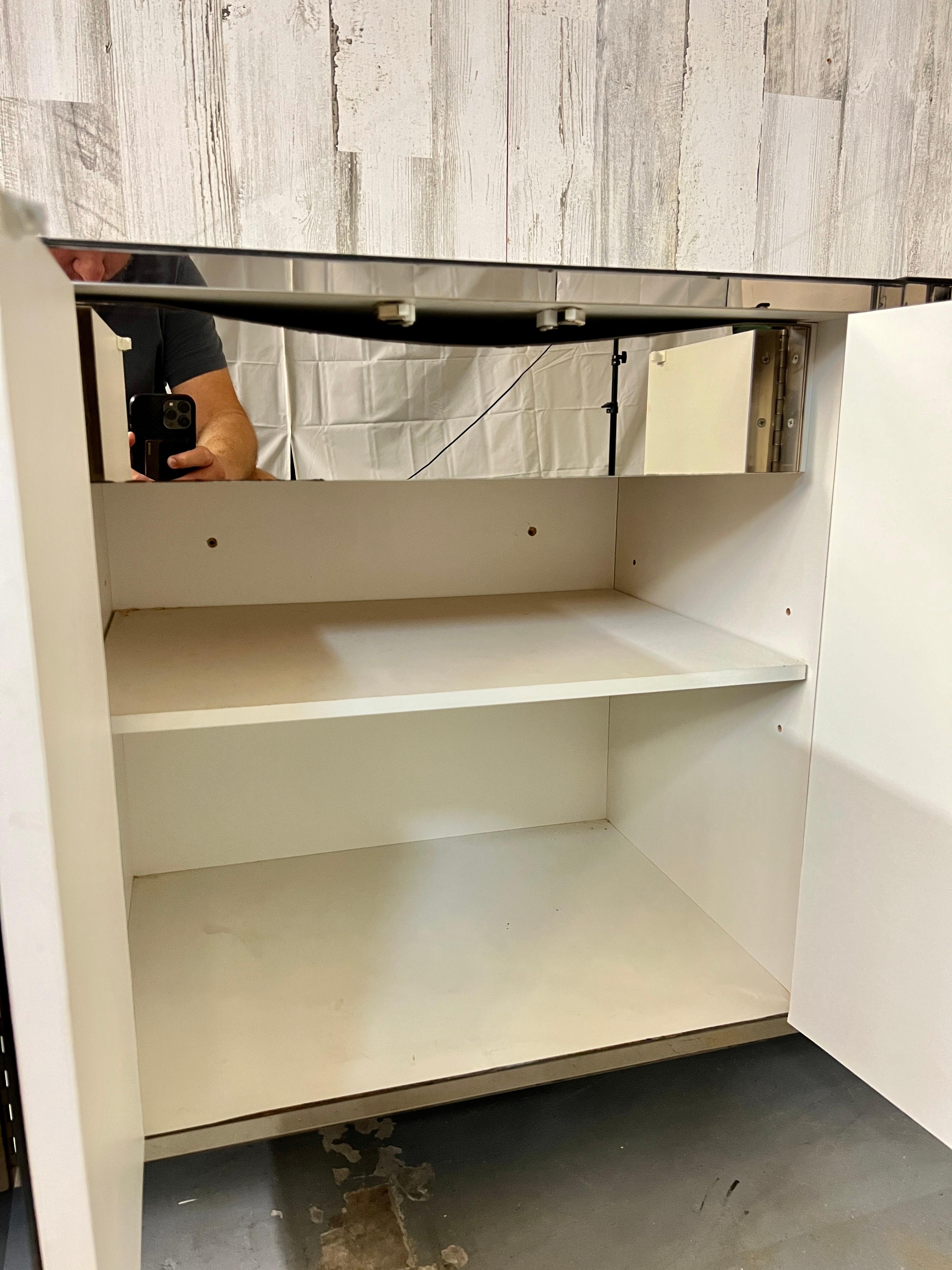 Credenza Flotante de Cuatro Piezas con Diseño de Diamante y Espejo 4