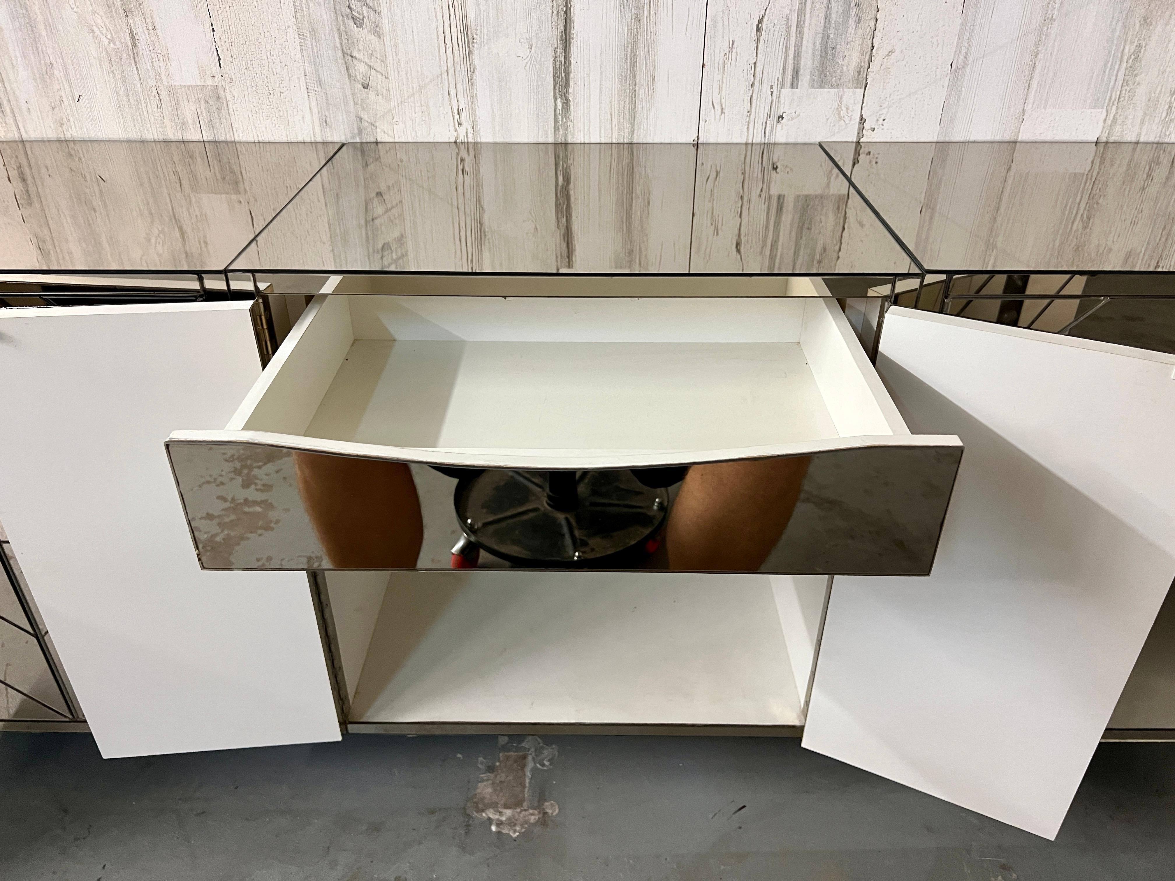 Credenza Flotante de Cuatro Piezas con Diseño de Diamante y Espejo 5