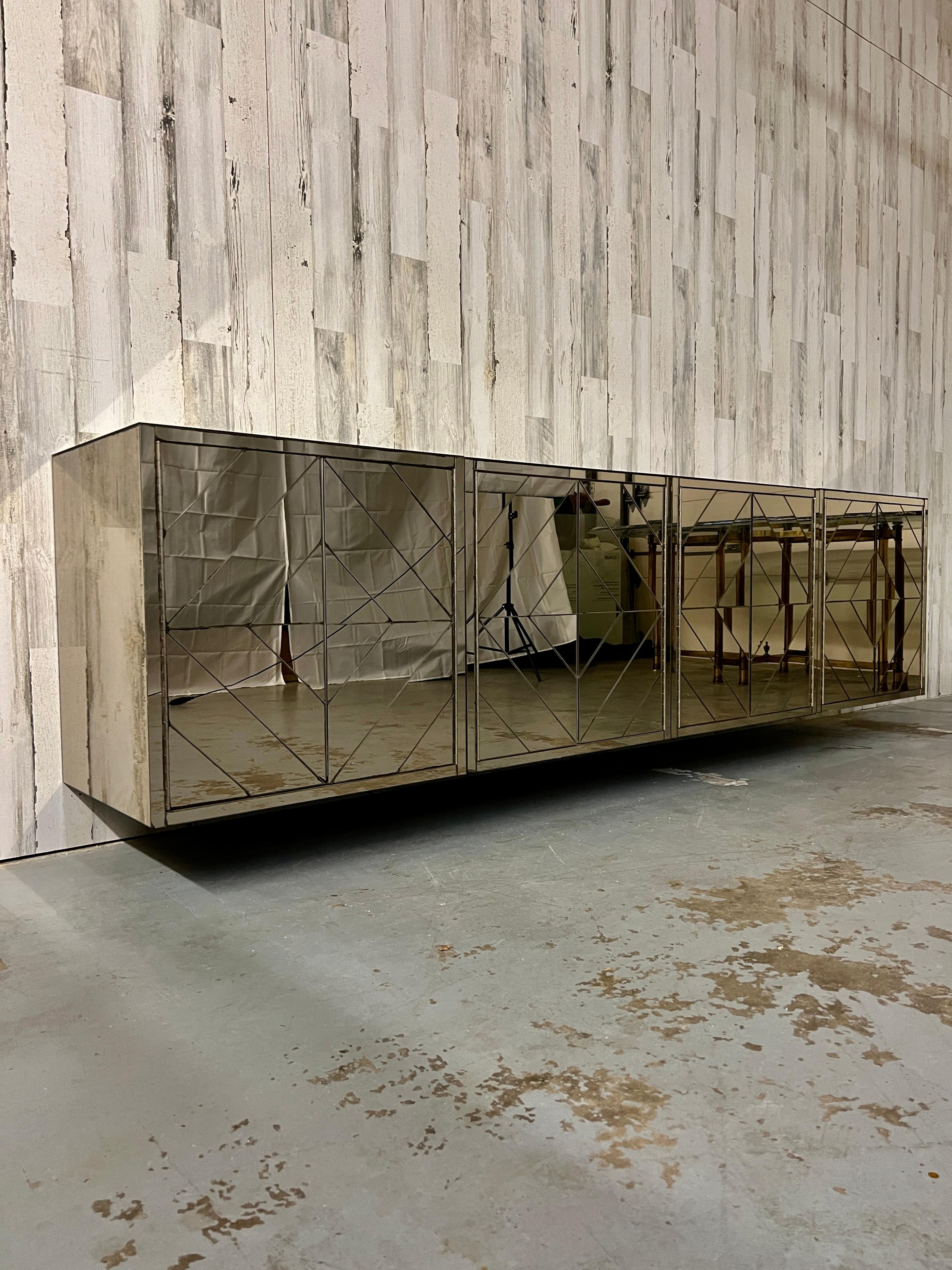 Credenza Flotante de Cuatro Piezas con Diseño de Diamante y Espejo 7