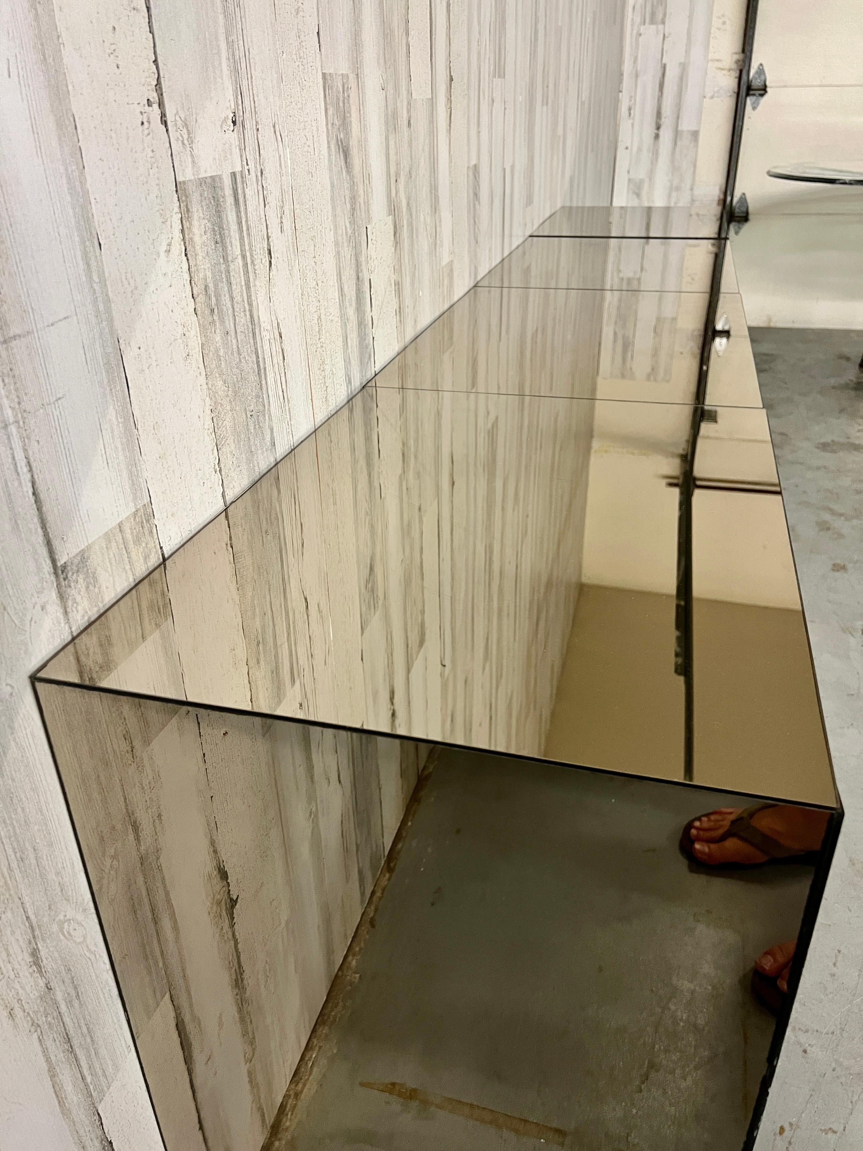 Credenza Flotante de Cuatro Piezas con Diseño de Diamante y Espejo Norteamericano