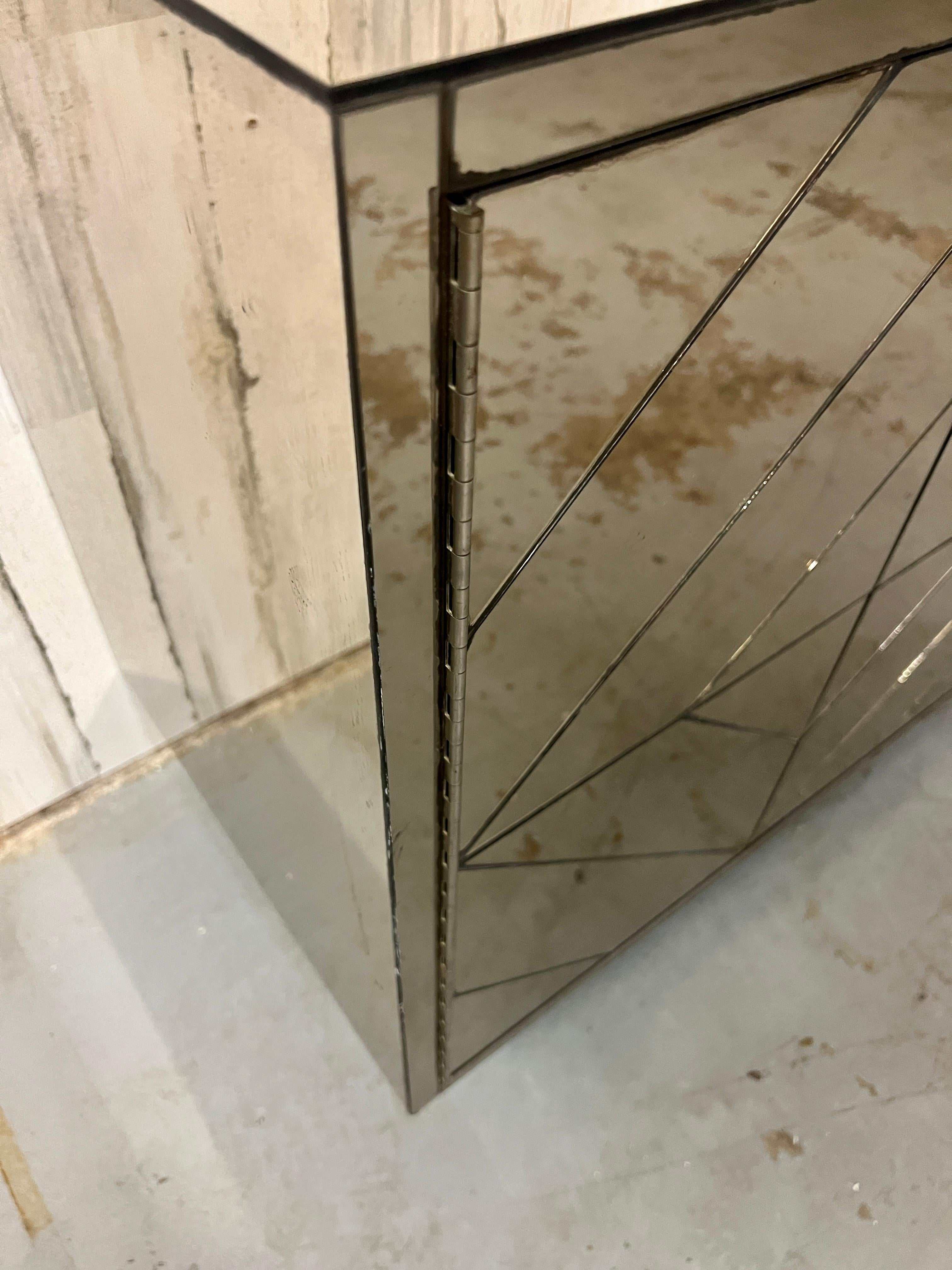 Credenza Flotante de Cuatro Piezas con Diseño de Diamante y Espejo siglo XX