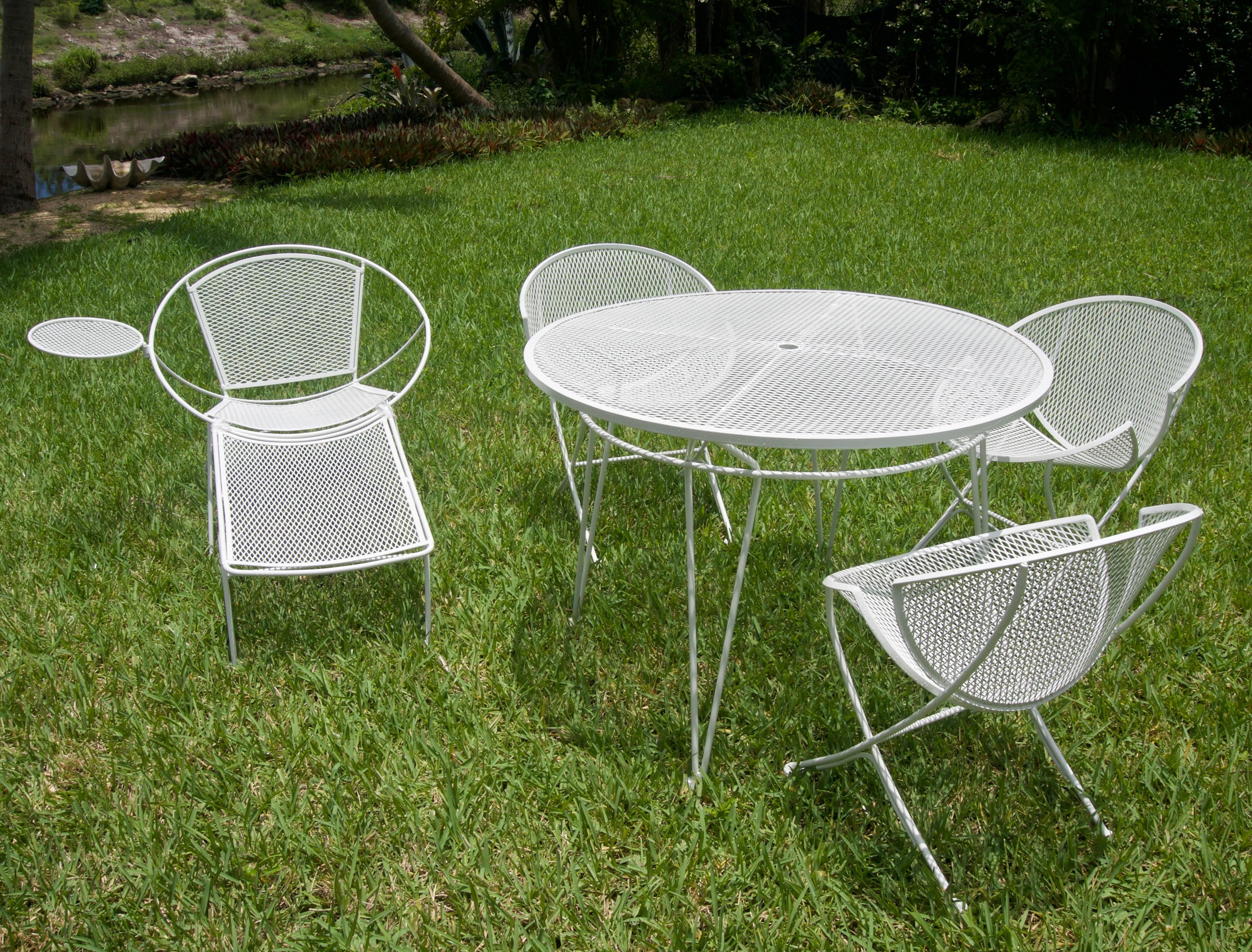 This stylish midcentury patio set was created by Maurizio Tempistini for Salterini and have recently been professionally powder-coated in white.

Note: Set consist of one round table and three chairs.

Note: Chair dimensions are 27