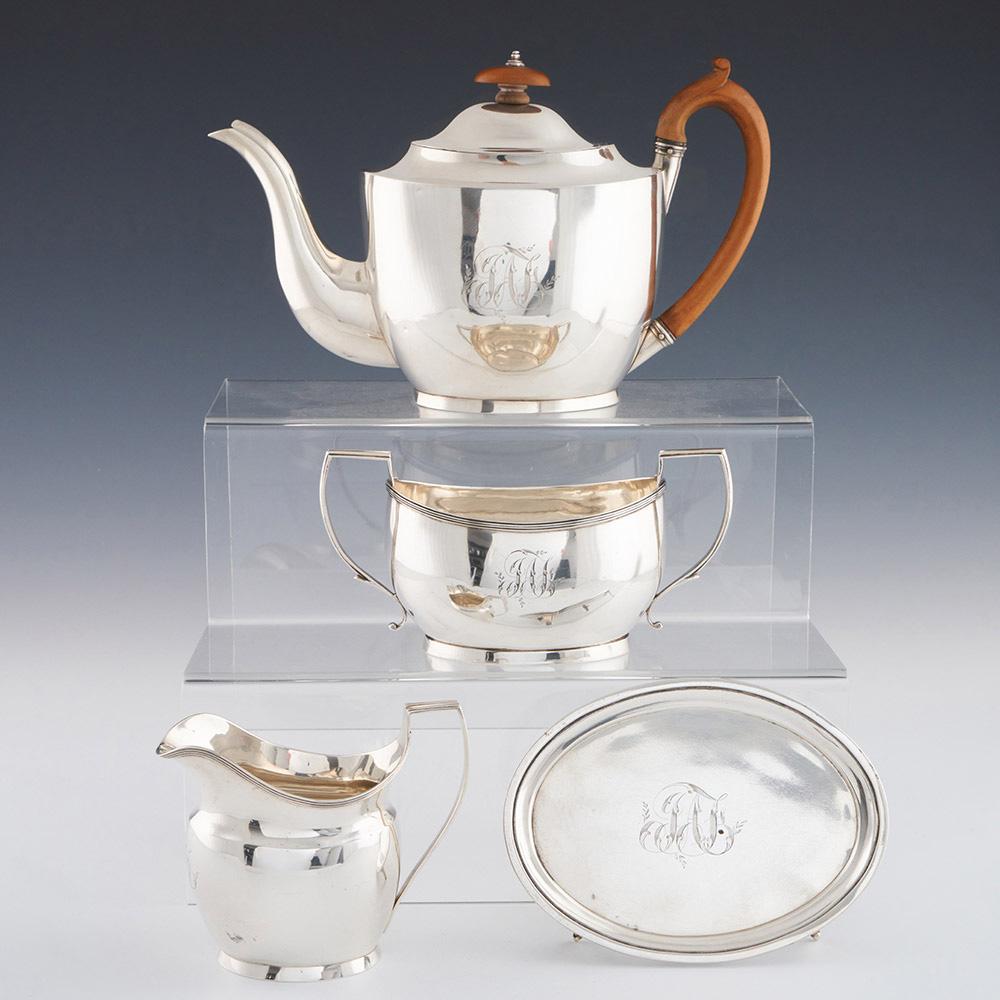 Rúbrica : Juego de té de plata de cuatro piezas de principios del siglo XIX
Fecha : Hallmarked in London in 1803 for William Bennett
Periodo : Jorge III
Origen : Londres, Inglaterra
Decoración : Sucrier y jarra de crema con bordes redondeados y asas