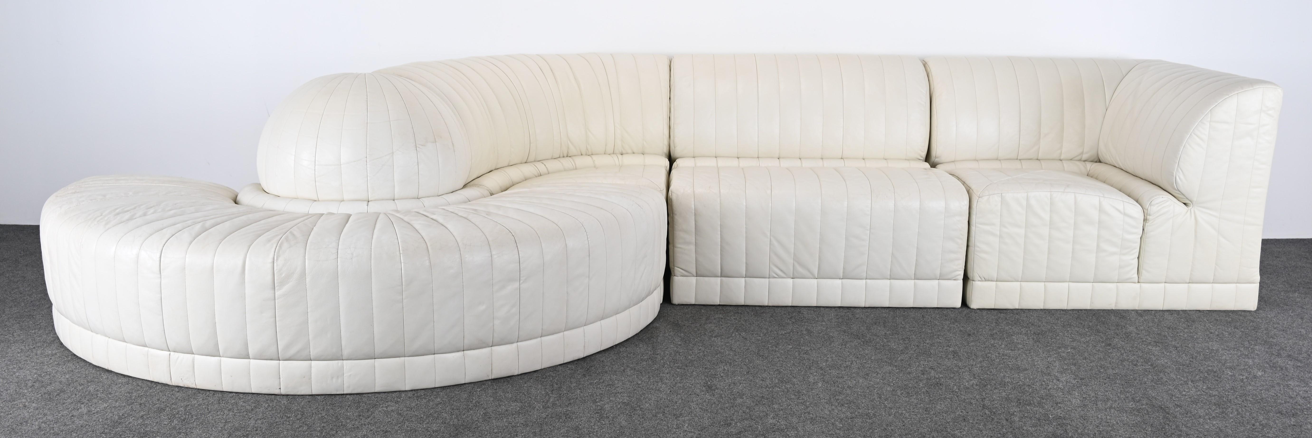 Un fabuleux canapé sectionnel en cuir blanc à quatre pièces de Roche Bobois avec des surpiqûres cannelées et un accent en forme de croissant. Cette pièce s'intègre parfaitement à tout intérieur moderne ou contemporain. En bon état vintage avec une