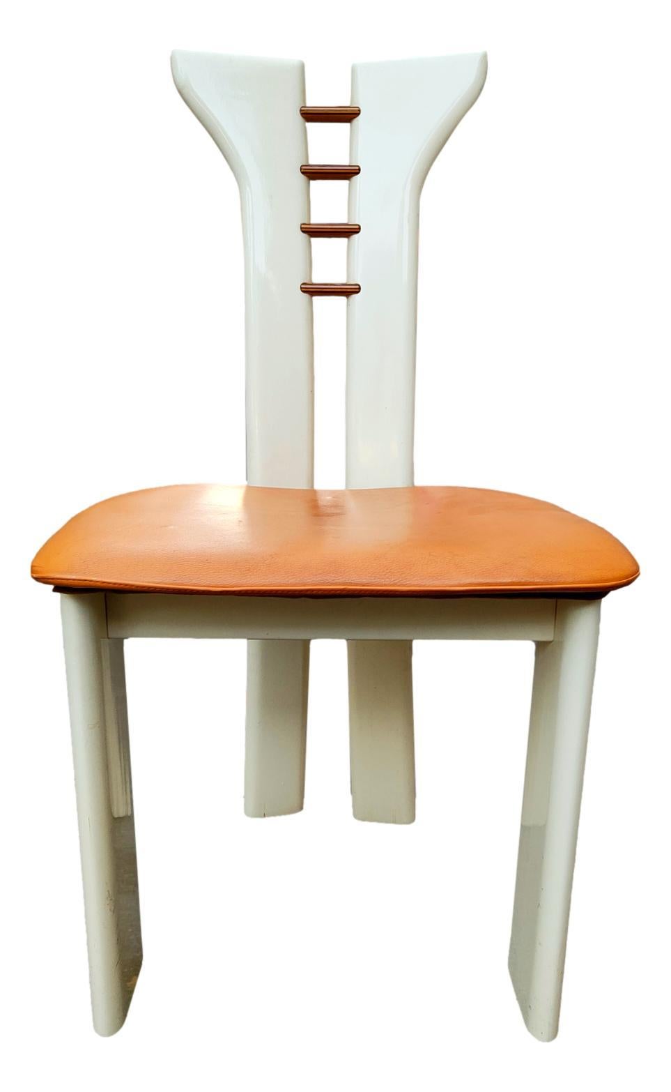 lot de quatre chaises originales des années 70, design pierre cardin pour Roche Bobois
en bois avec les décorations classiques de Cardin sur le dossier, siège en cuir d'origine, couleur blanc/milk
Ils mesurent 89 cm de hauteur, 48 cm de