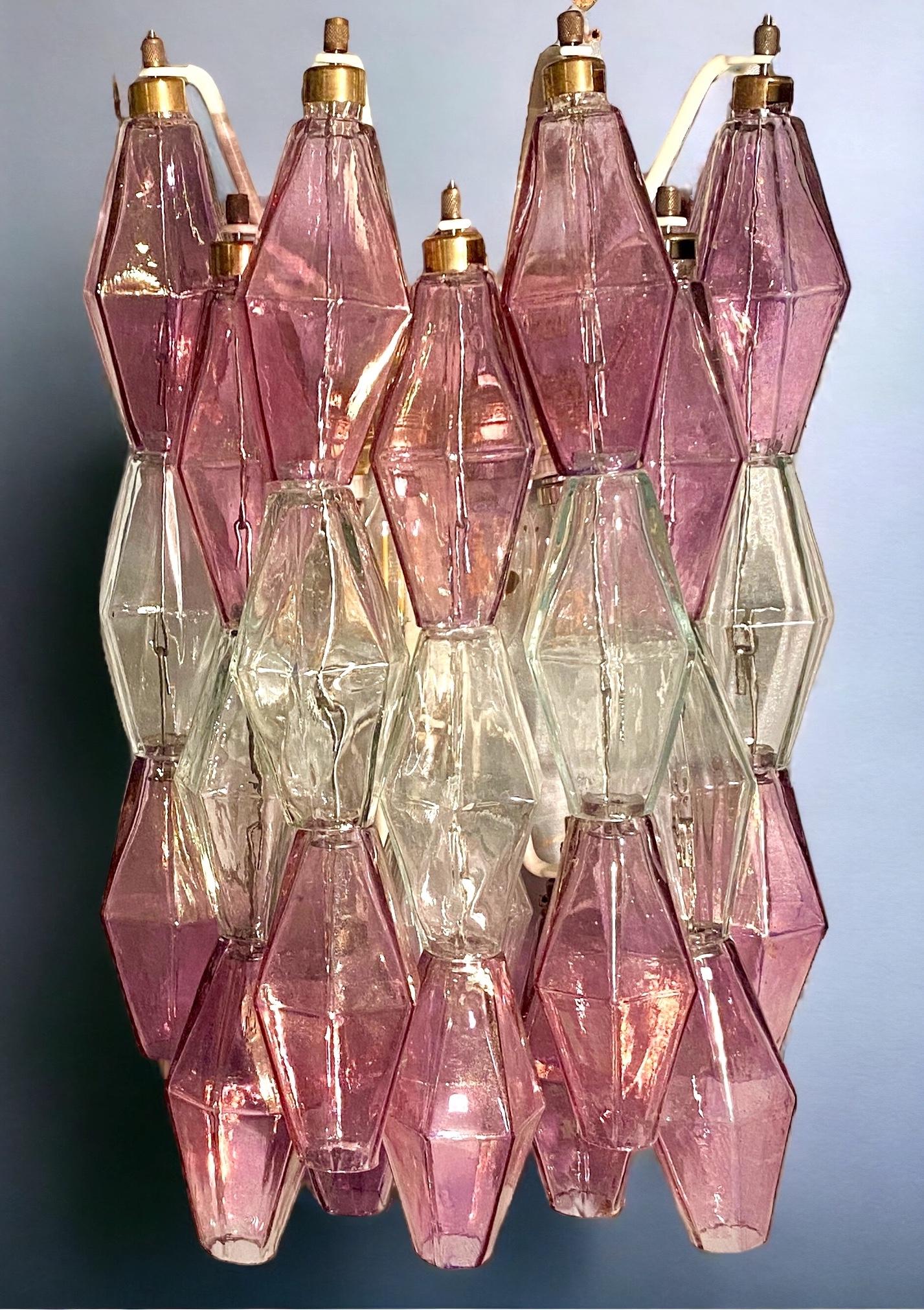 Set di quattro applique poliedriche. Rara combinazione di ametista rosa cangiante  e vetro di Murano trasparente.
Sono disponibili quattro coppie e anche un lampadario.
Provenienza da un palazzo storico romano dell'epoca.
 
Pulito e ricablato,