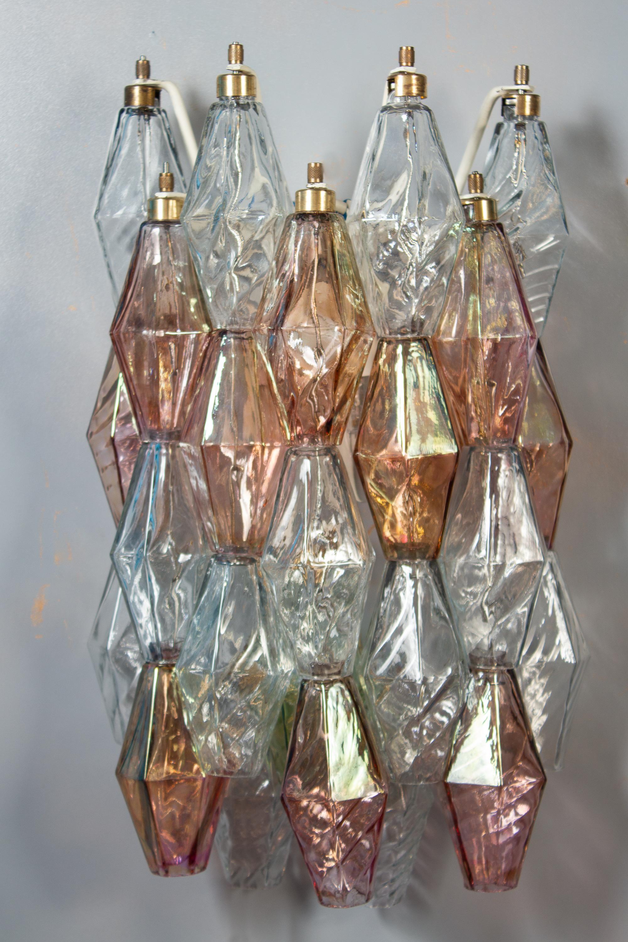 Llamativo par de apliques de poliedro. Rara combinación de cristal de Murano de color rosa iridiscente y azul claro.
Limpiada y recableada, en pleno funcionamiento y lista para usar. En excelente estado vintage. 
. La electricidad funciona