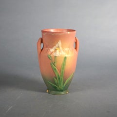 Quatre objets en poterie d'art rose Roseville avec motif d'iris, milieu du 20e siècle