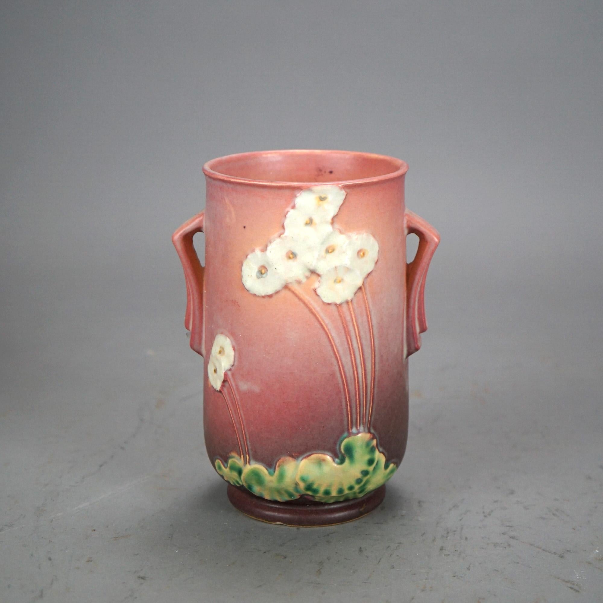 Quattro oggetti in Roseville Art Pottery rosa con motivo Primrose della metà del XX secolo 6