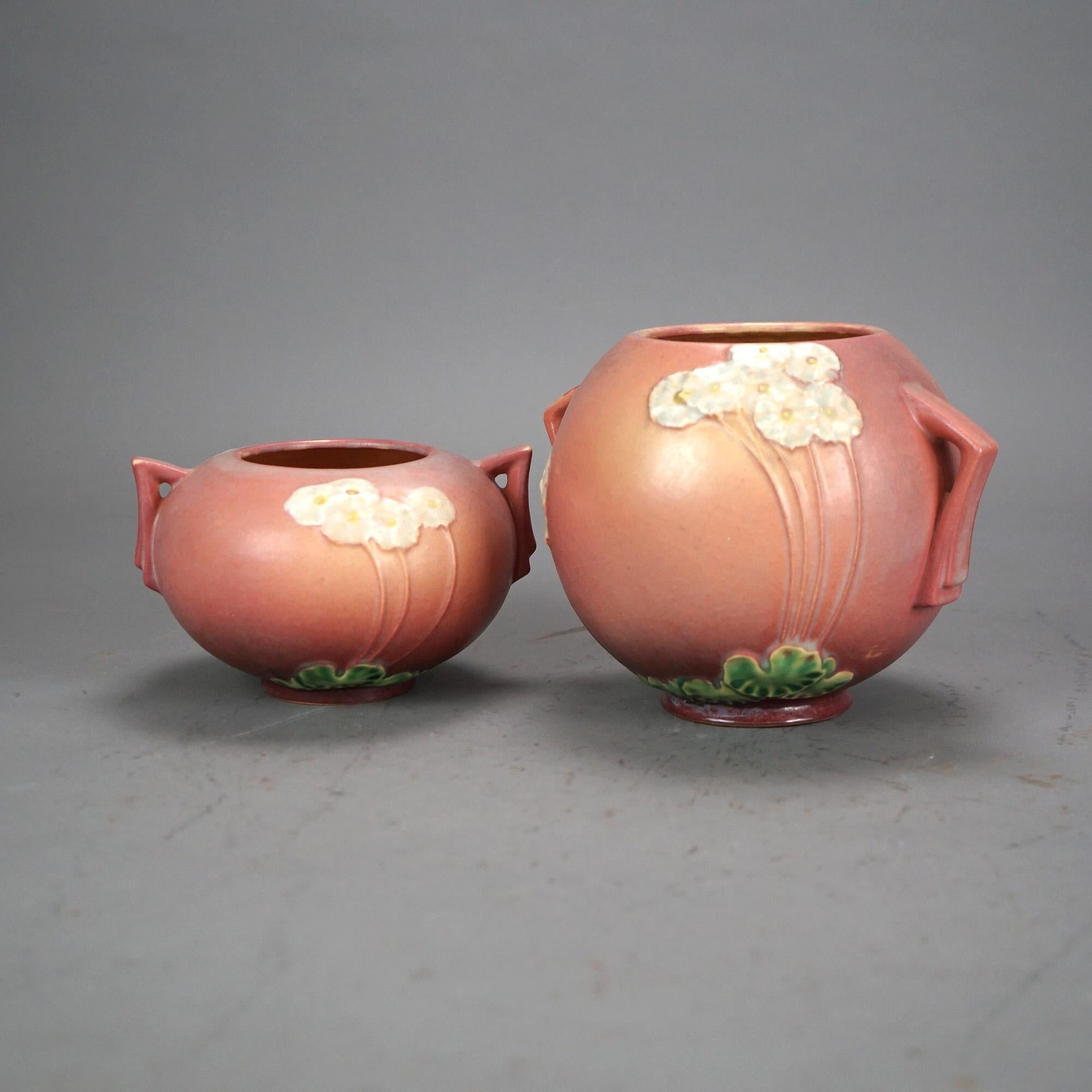 Quattro oggetti in Roseville Art Pottery rosa con motivo Primrose della metà del XX secolo

Vaso alto - 8 1/2