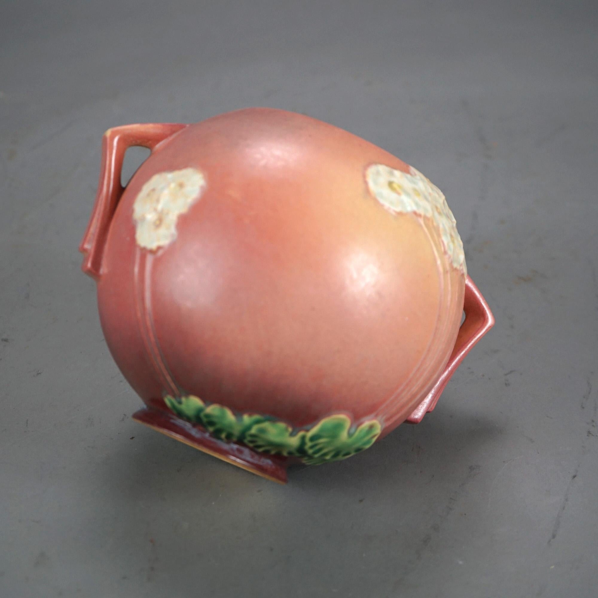 Quattro oggetti in Roseville Art Pottery rosa con motivo Primrose della metà del XX secolo In condizioni buone a Big Flats, NY