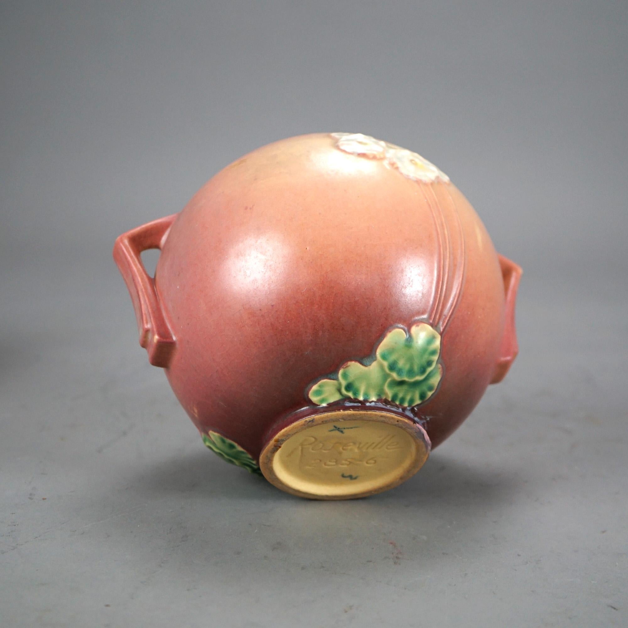 Terracotta Quattro oggetti in Roseville Art Pottery rosa con motivo Primrose della metà del XX secolo