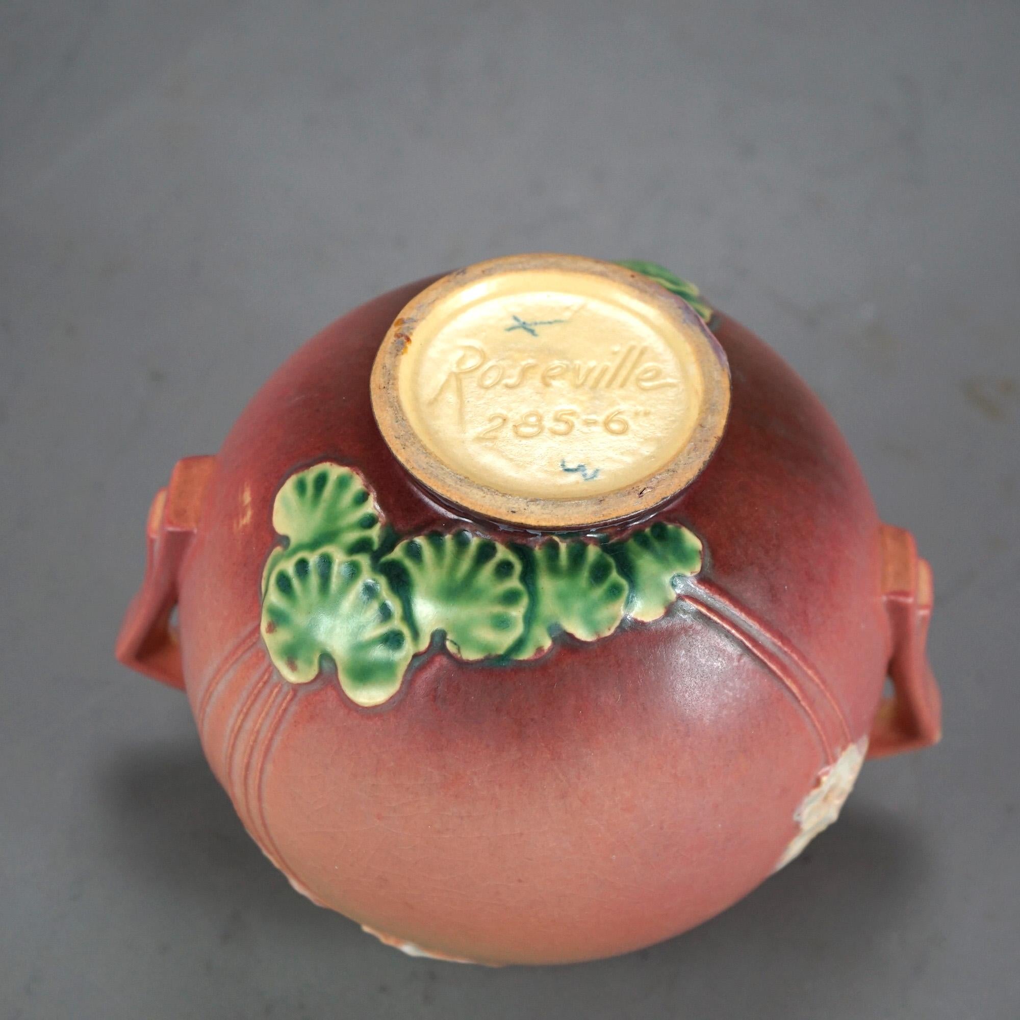 Quattro oggetti in Roseville Art Pottery rosa con motivo Primrose della metà del XX secolo 1