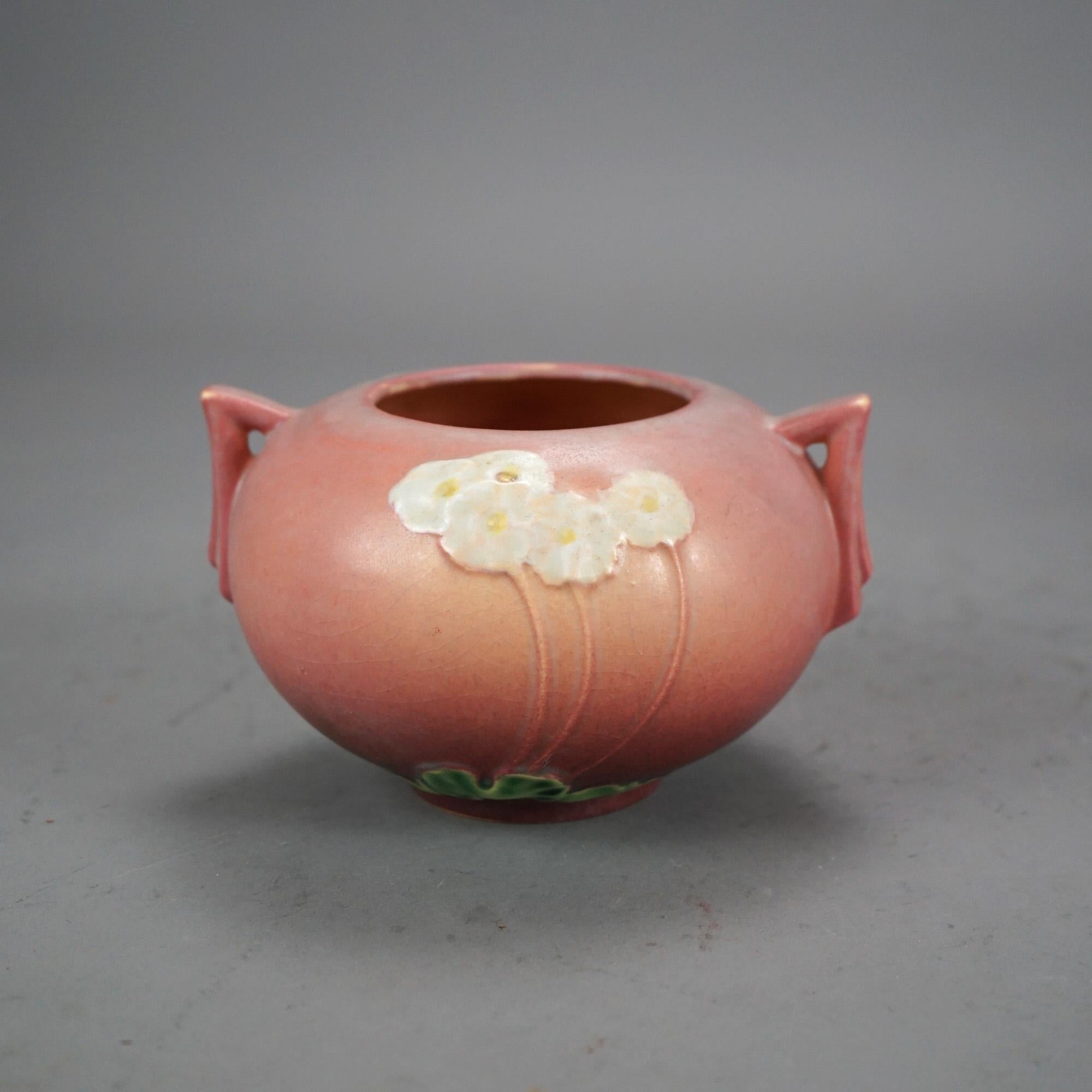Quattro oggetti in Roseville Art Pottery rosa con motivo Primrose della metà del XX secolo 3