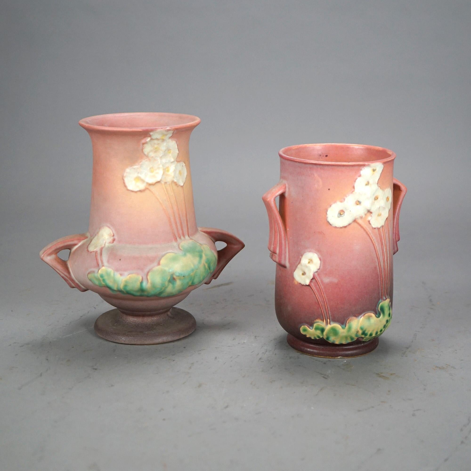 Quattro oggetti in Roseville Art Pottery rosa con motivo Primrose della metà del XX secolo 4
