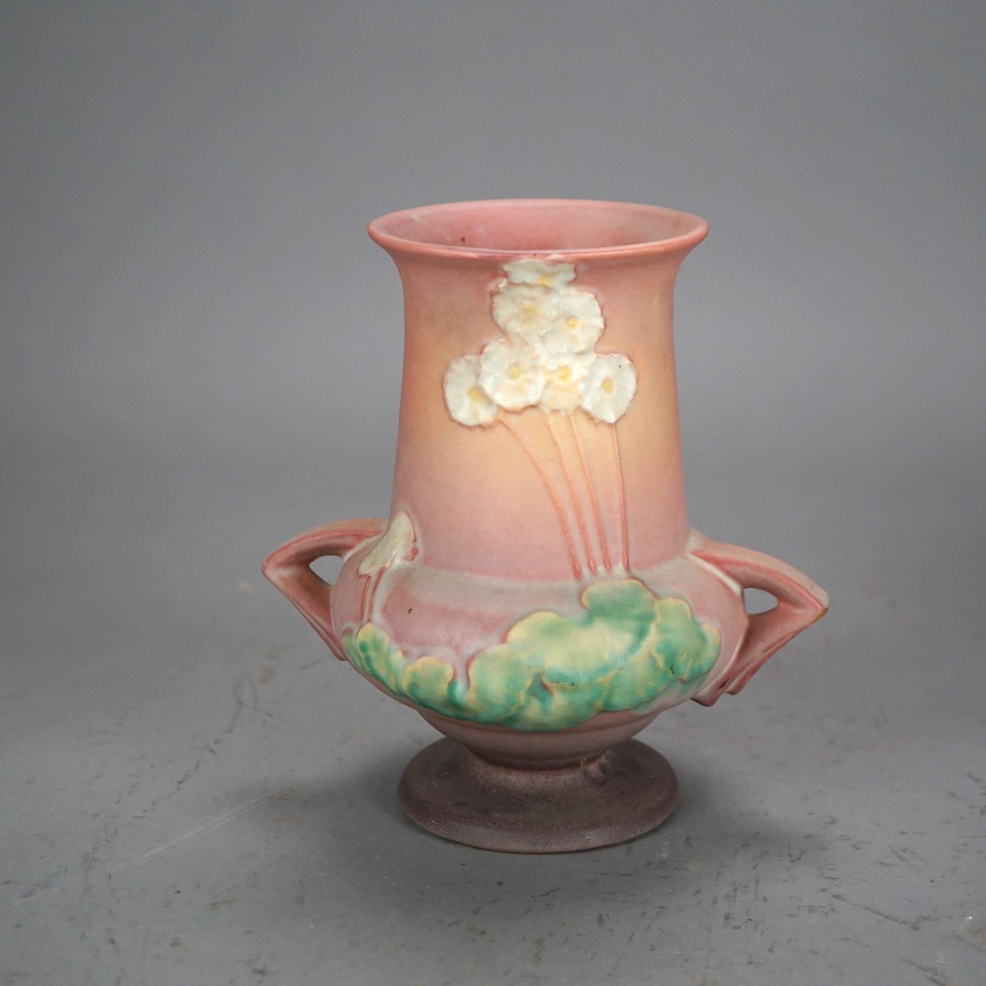 Quattro oggetti in Roseville Art Pottery rosa con motivo Primrose della metà del XX secolo 5