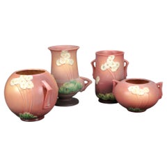 Quattro oggetti in Roseville Art Pottery rosa con motivo Primrose della metà del XX secolo