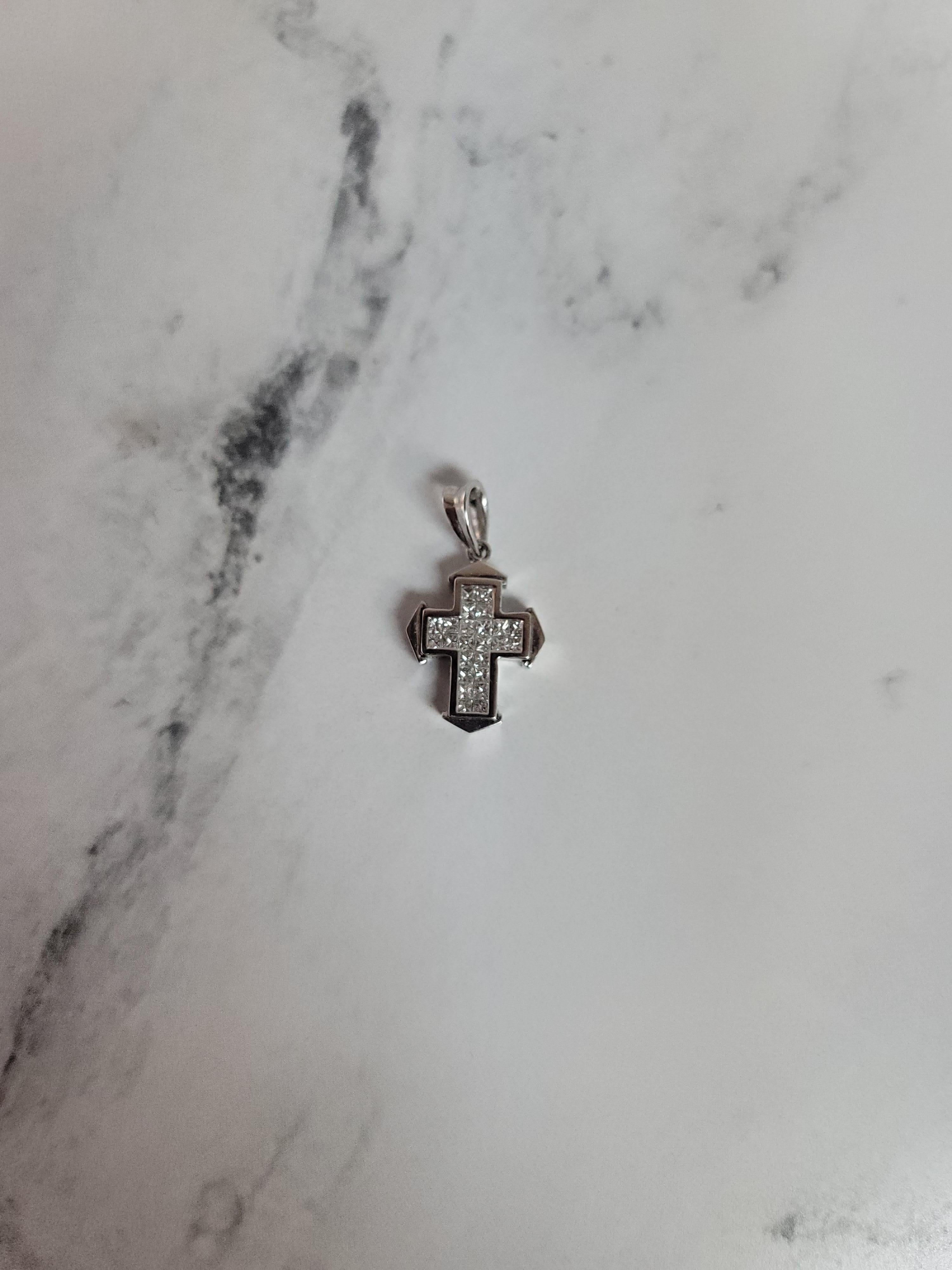 Collana Cross Arrows con diamanti a quattro punte e taglio principessa da .55cttw in oro bianco 14k In condizioni Nuovo in vendita a Sugar Land, TX
