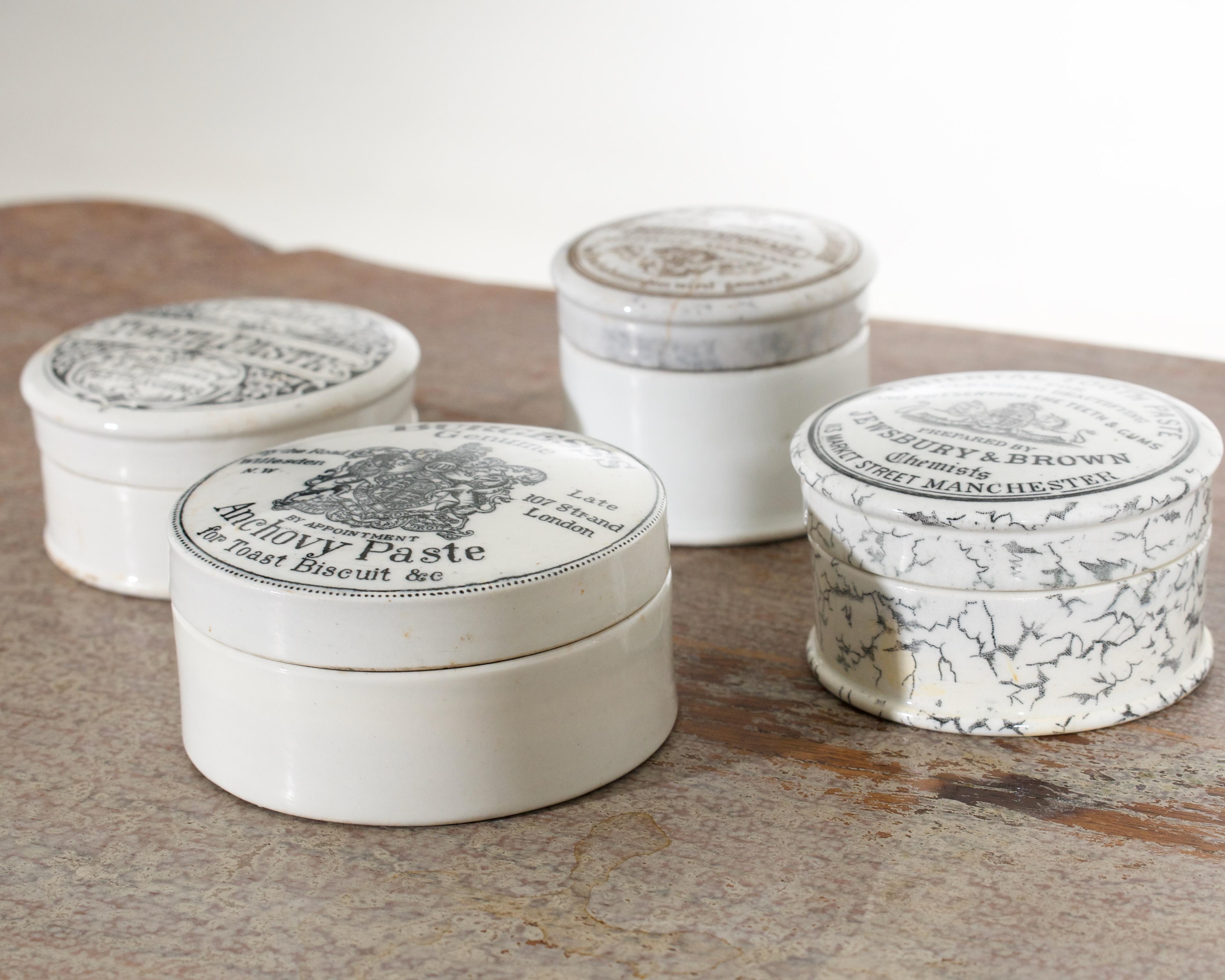 Four porcelain miniature boxes, 19th Century. For Sale 3