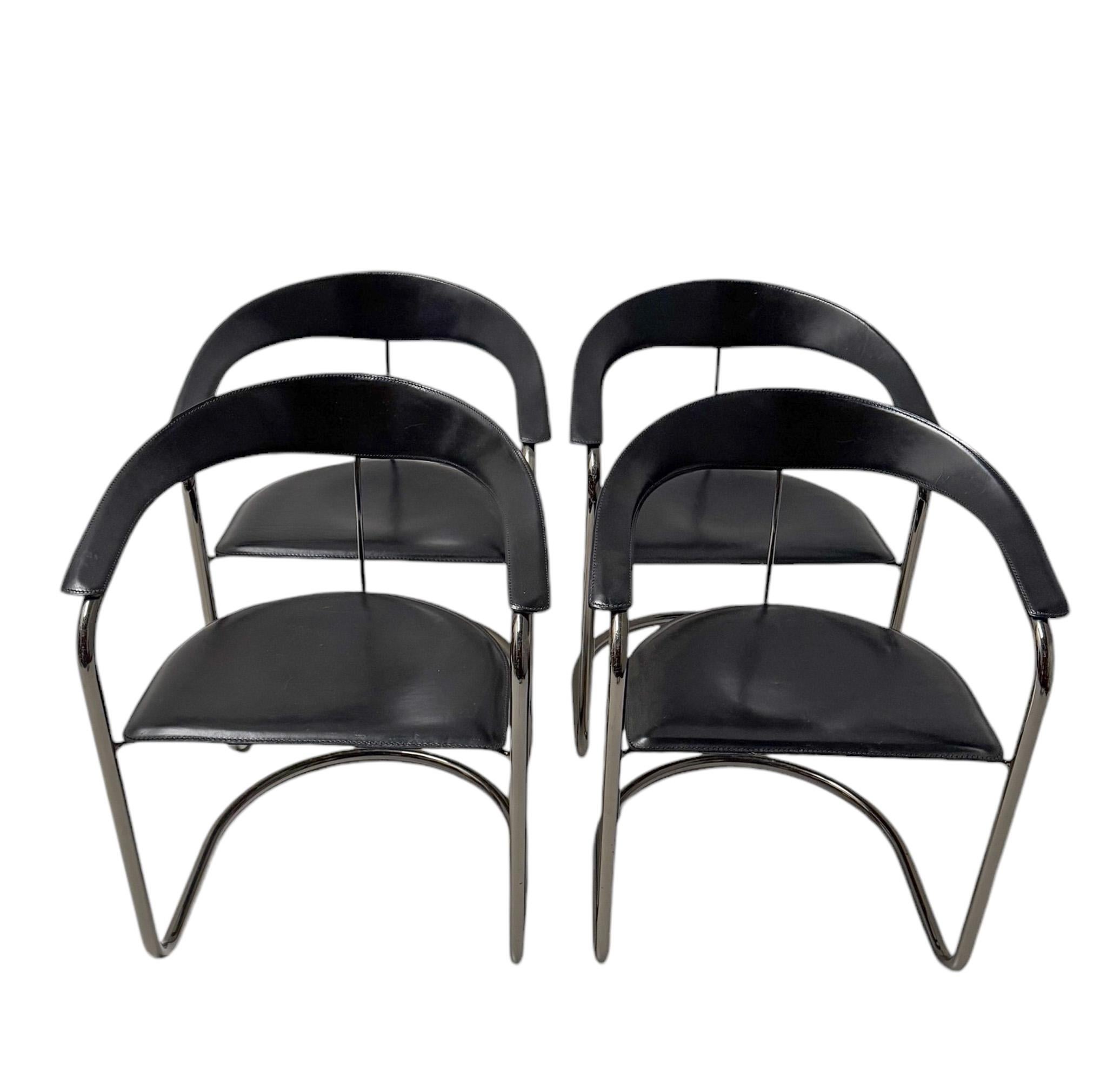 Superbe et élégant ensemble de quatre fauteuils post-modernes.
Design/One Italie.
Un design italien saisissant.
Piétements en tube d'acier laqué noir d'origine, dossiers et assises en cuir noir de selle d'origine.
Ce magnifique ensemble de quatre