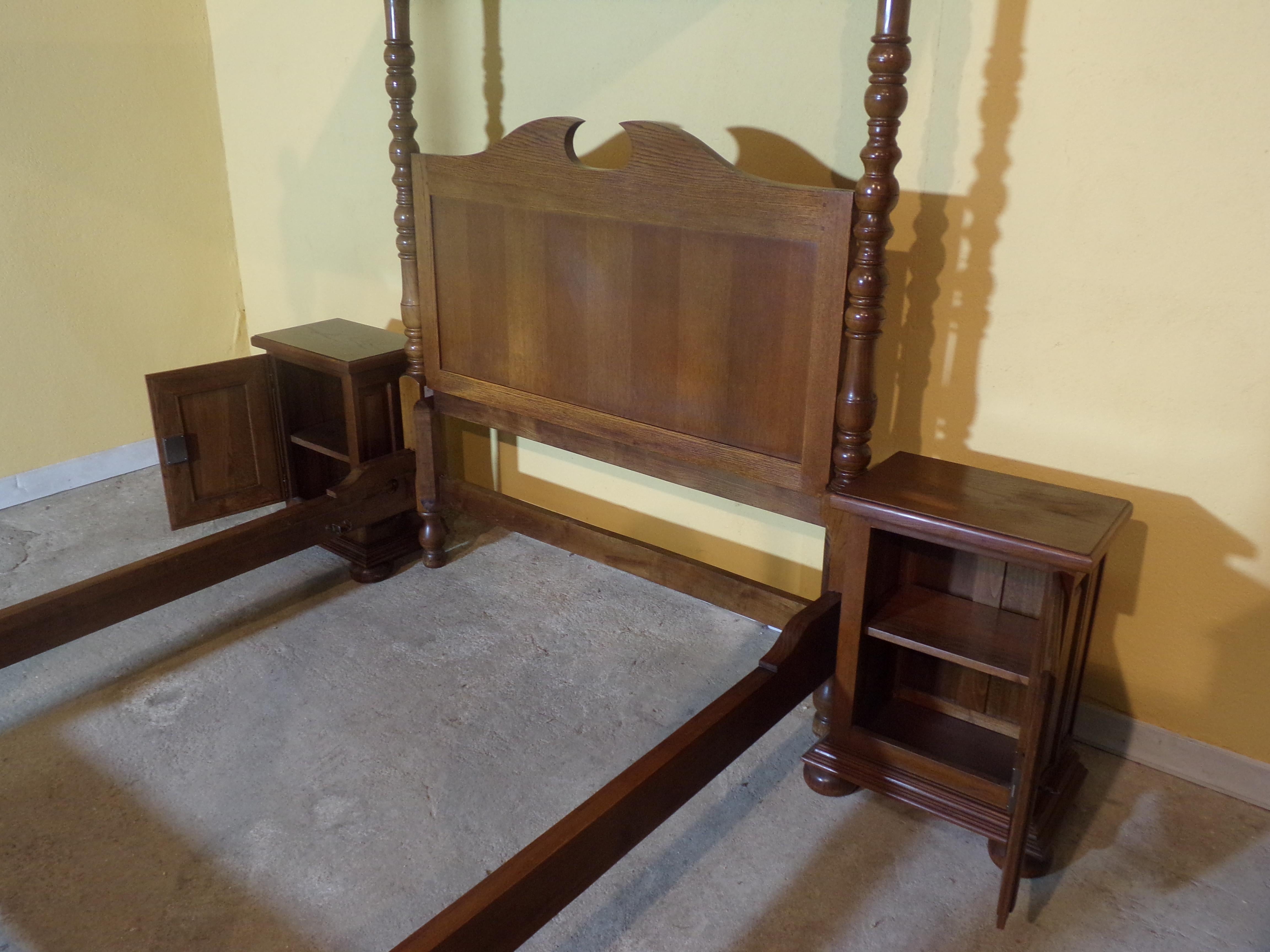 Georgian Four Poster Bed and Two Bedside Cabinets For Sale
