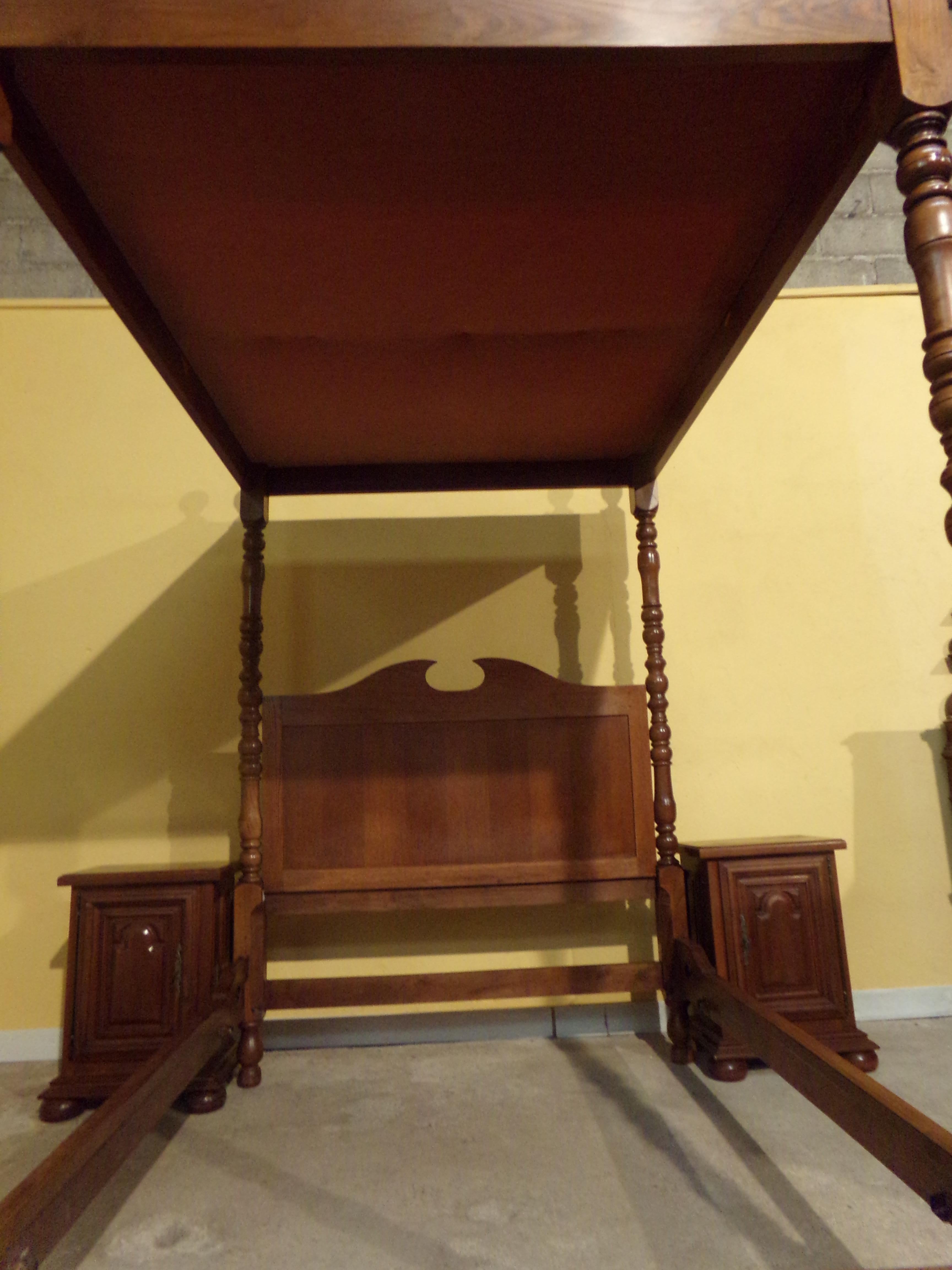 Four Poster Bed and Two Bedside Cabinets For Sale 2
