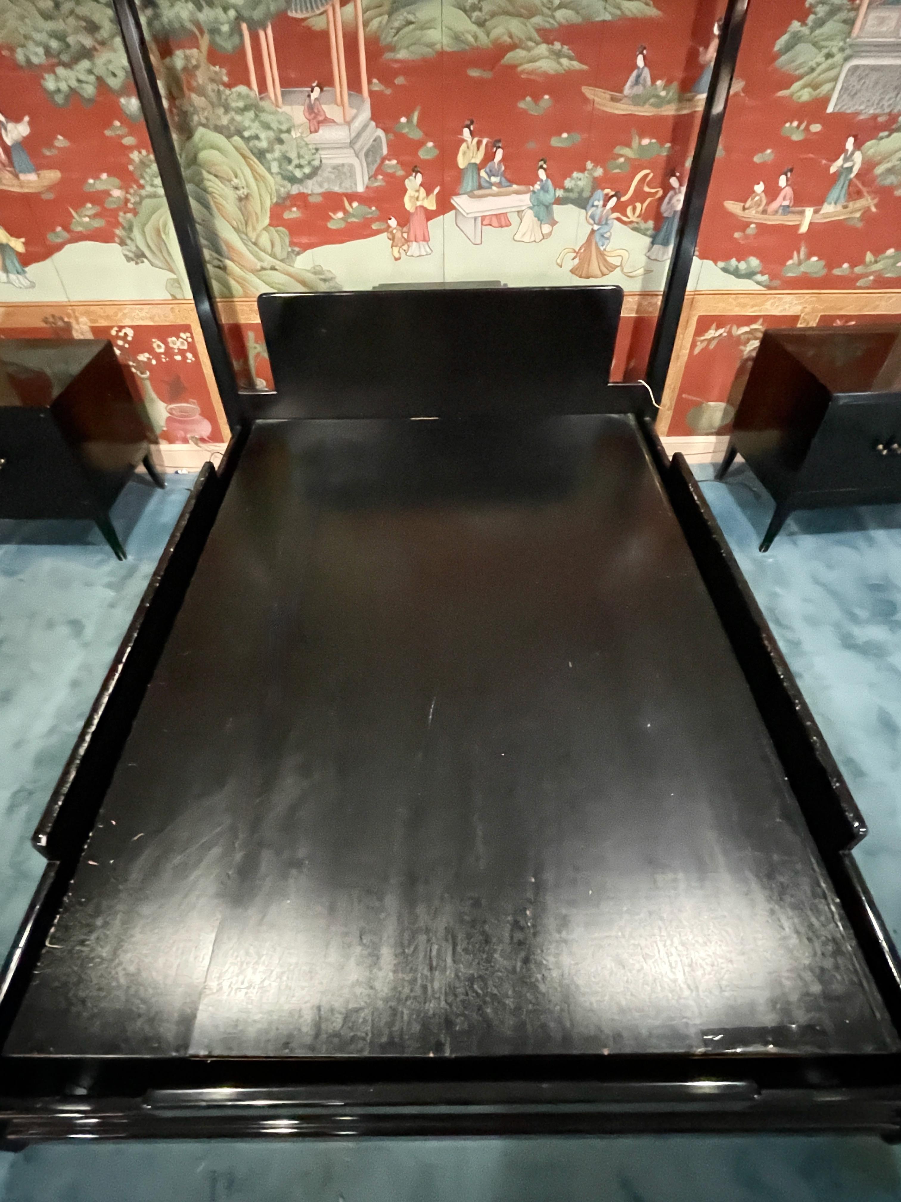 Four Poster Bed (Queen) Black Lacquer on Brass Plinth For Sale 5