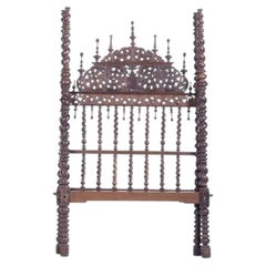 Four-poster bed with bobbin lace trim in Noble Wood - 17th century