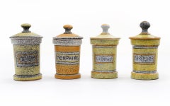 Cuatro frascos de cerámica de vicio / botes de droga importados por Raymor, Italia, años 50, Raros