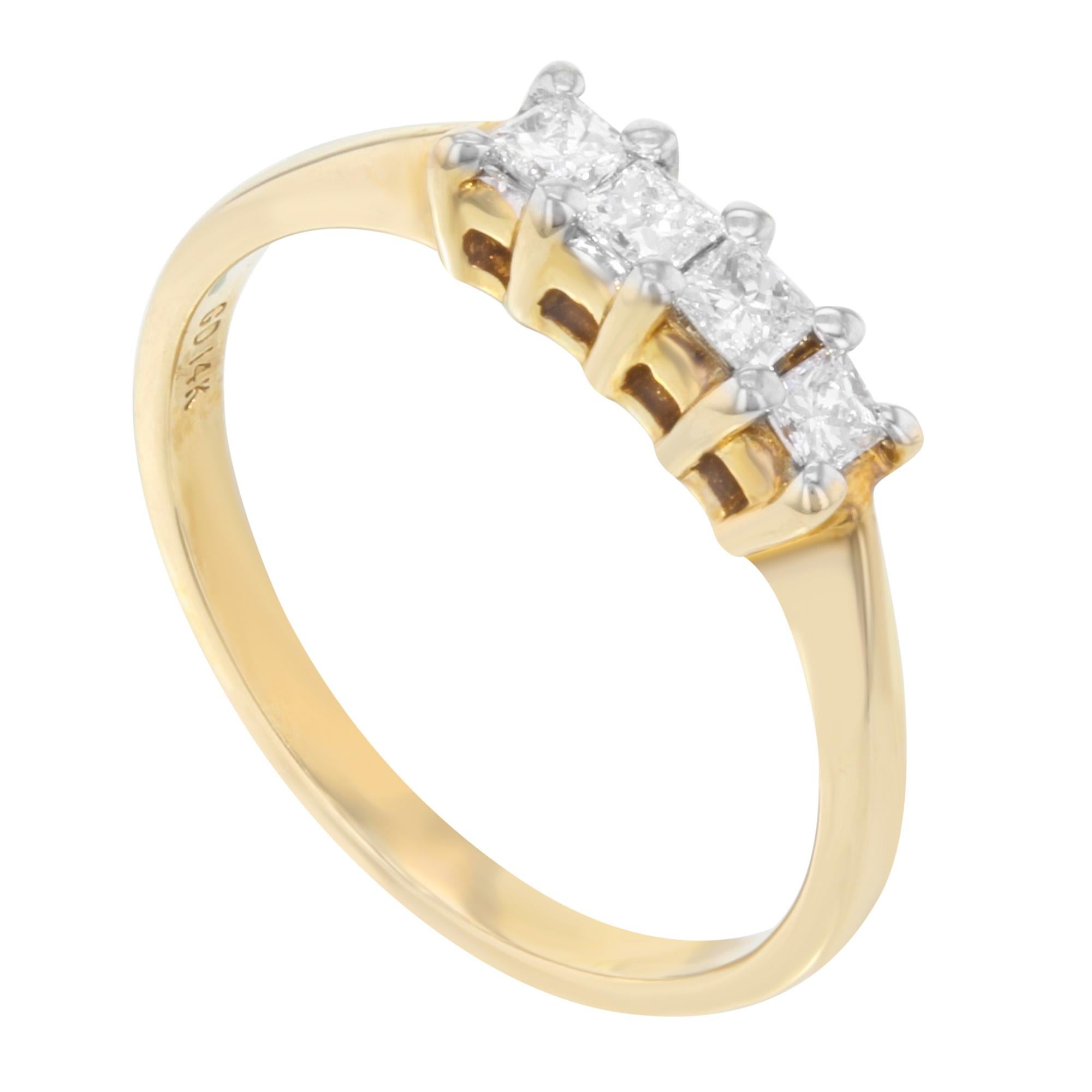 Schöner klassischer Ehering aus 14K Gelbgold. Er ist mit 4 Diamanten im Prinzessinnenschliff mit einem Gewicht von 0,50 ct besetzt. Die Größe des Rings ist 7, mit einem Gesamtgewicht von 2,2 Gramm. Er wird in einer hübschen Geschenkverpackung