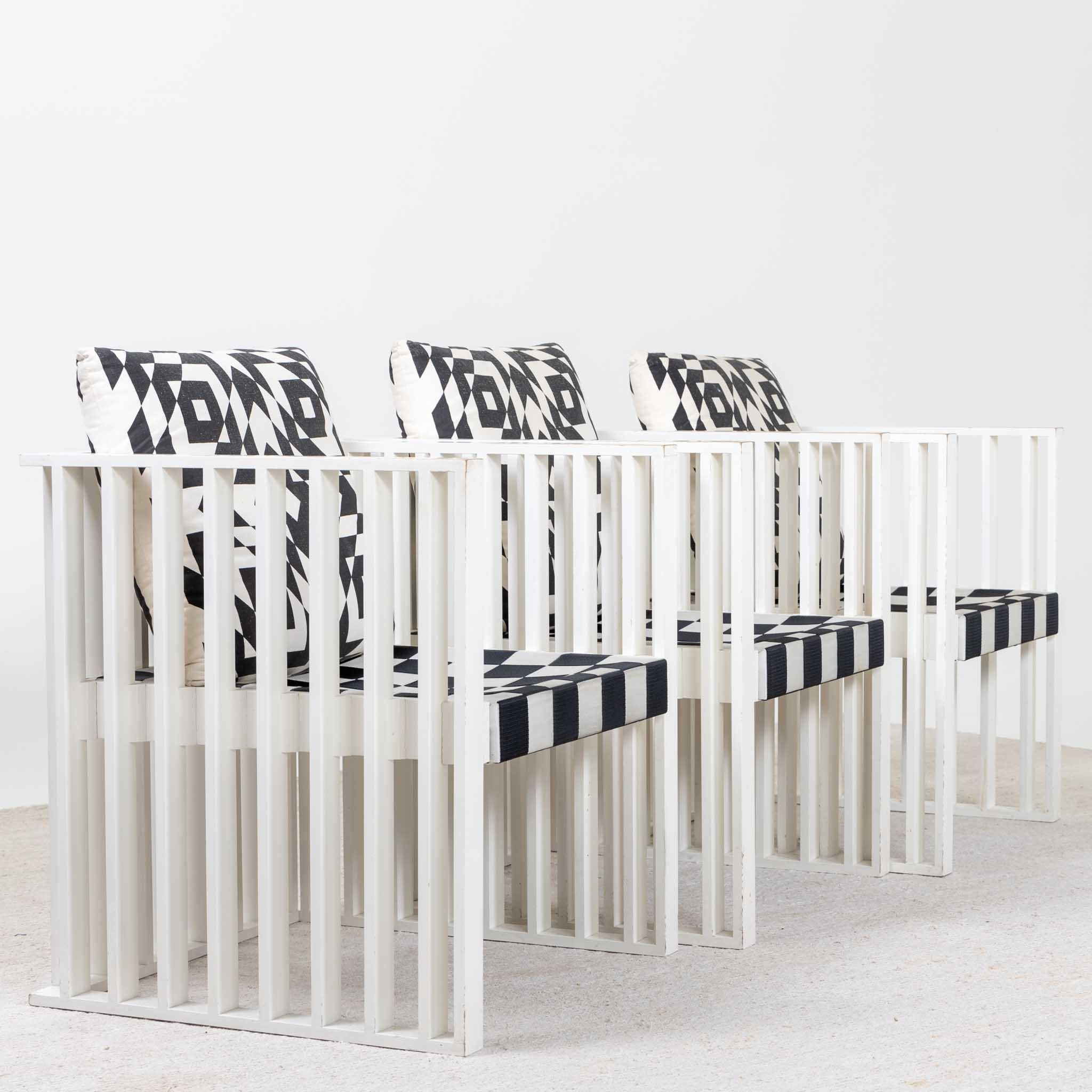Vier Sessel, ursprünglich von Josef Hoffmann 1903 für das Sanatorium Purkersdorf in Wien entworfen. Das geometrische Konzept der Sessel, das aus weiß lackierten vertikalen Streben besteht, verdeutlicht die Innovationskraft der Wiener Secession und