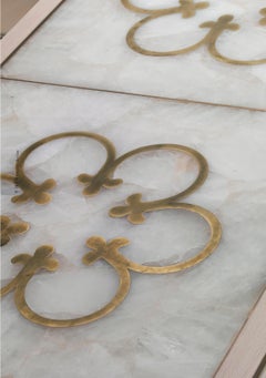 FOUR QUATREFOILS Hoher rechteckiger Tisch aus weißer Eiche mit bronzierten Messingintarsien