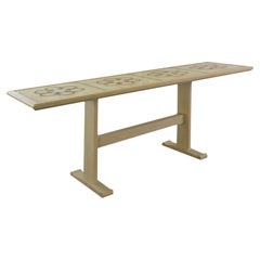 OUR QUATREFOILS Table rectangulaire haute en chêne blanc avec incrustations en laiton bronzé
