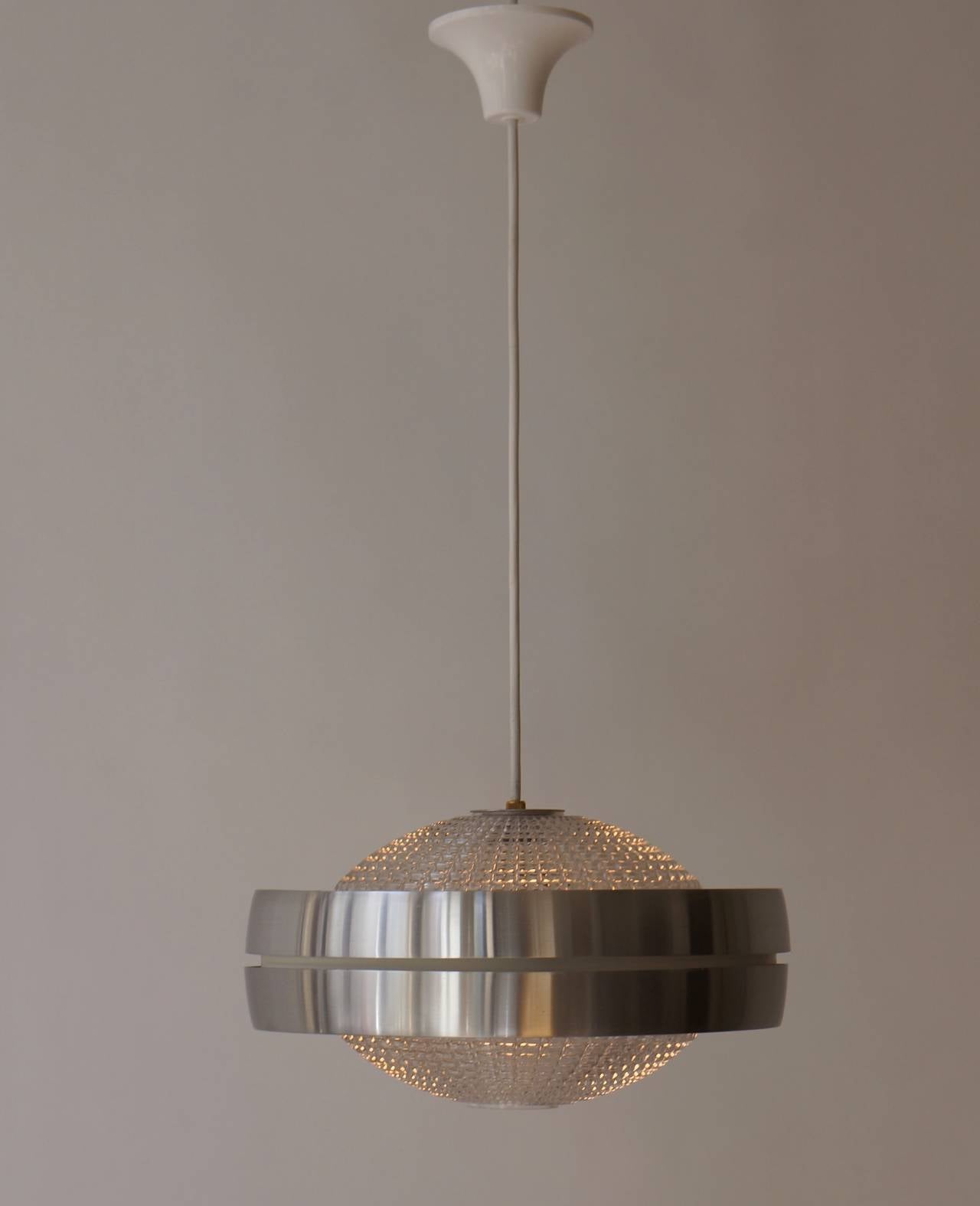 Four Raak Ufo Shaped Pendant Lights in Glass and Aluminum In Good Condition For Sale In Antwerp, BE