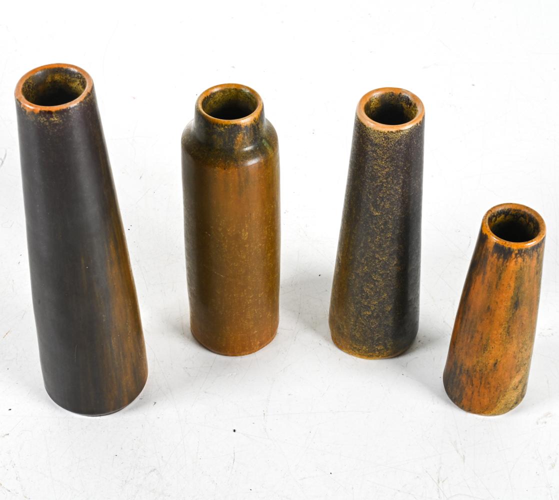 NOTA: Le dimensioni indicate si riferiscono al vaso più alto. 

Molto ricercata dai collezionisti di Studio Pottery del Mid-Century, l'opera di Ejvind Nielsen è caratterizzata da forme semplici e smalti sottili in toni naturali, che spesso si