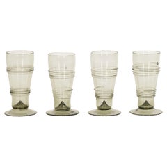 Vier seltene Gläser mit Dekorationen, Mitte des 20. Jahrhunderts.