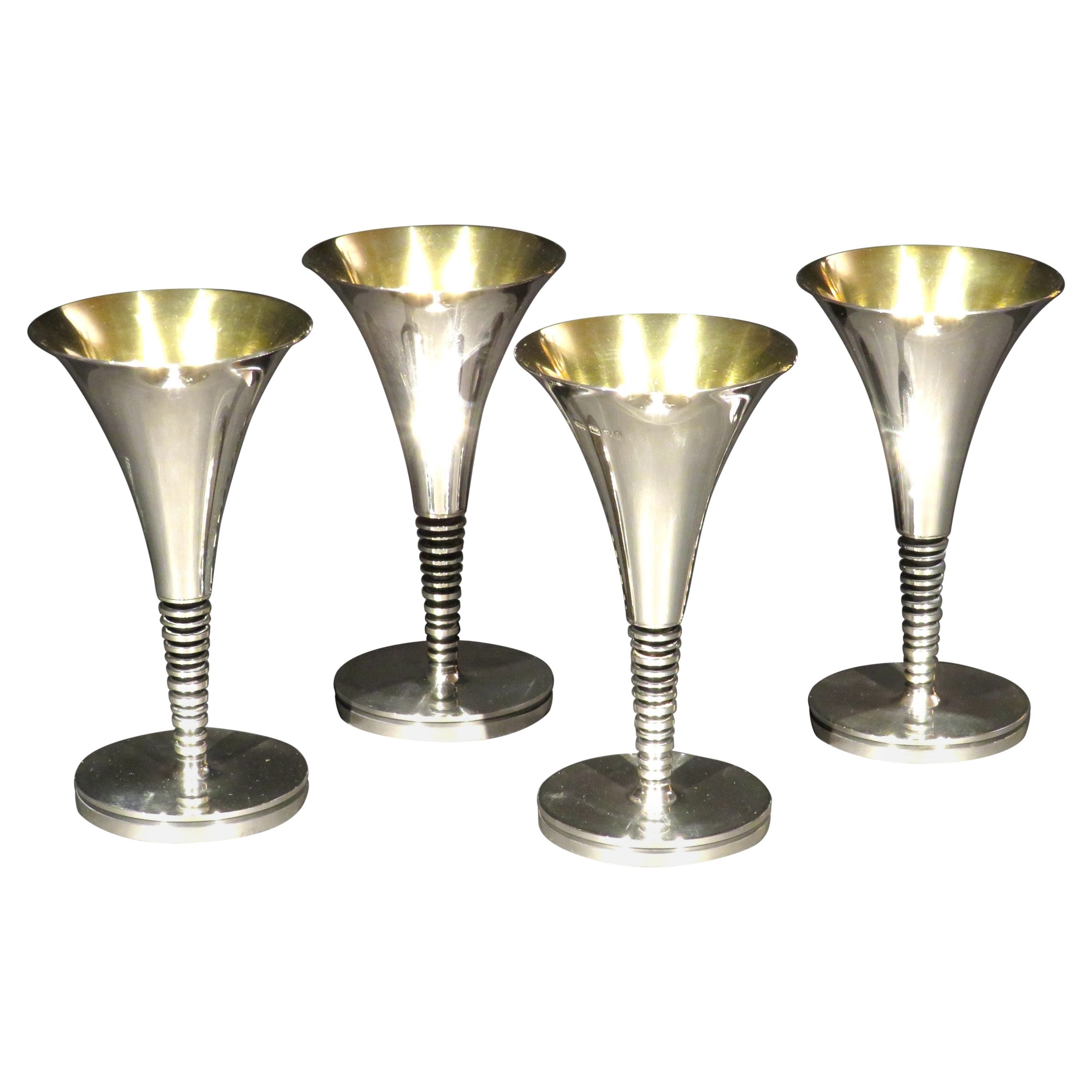Quatre rares et importantes flûtes à champagne en argent sterling conçues par Robert May en vente