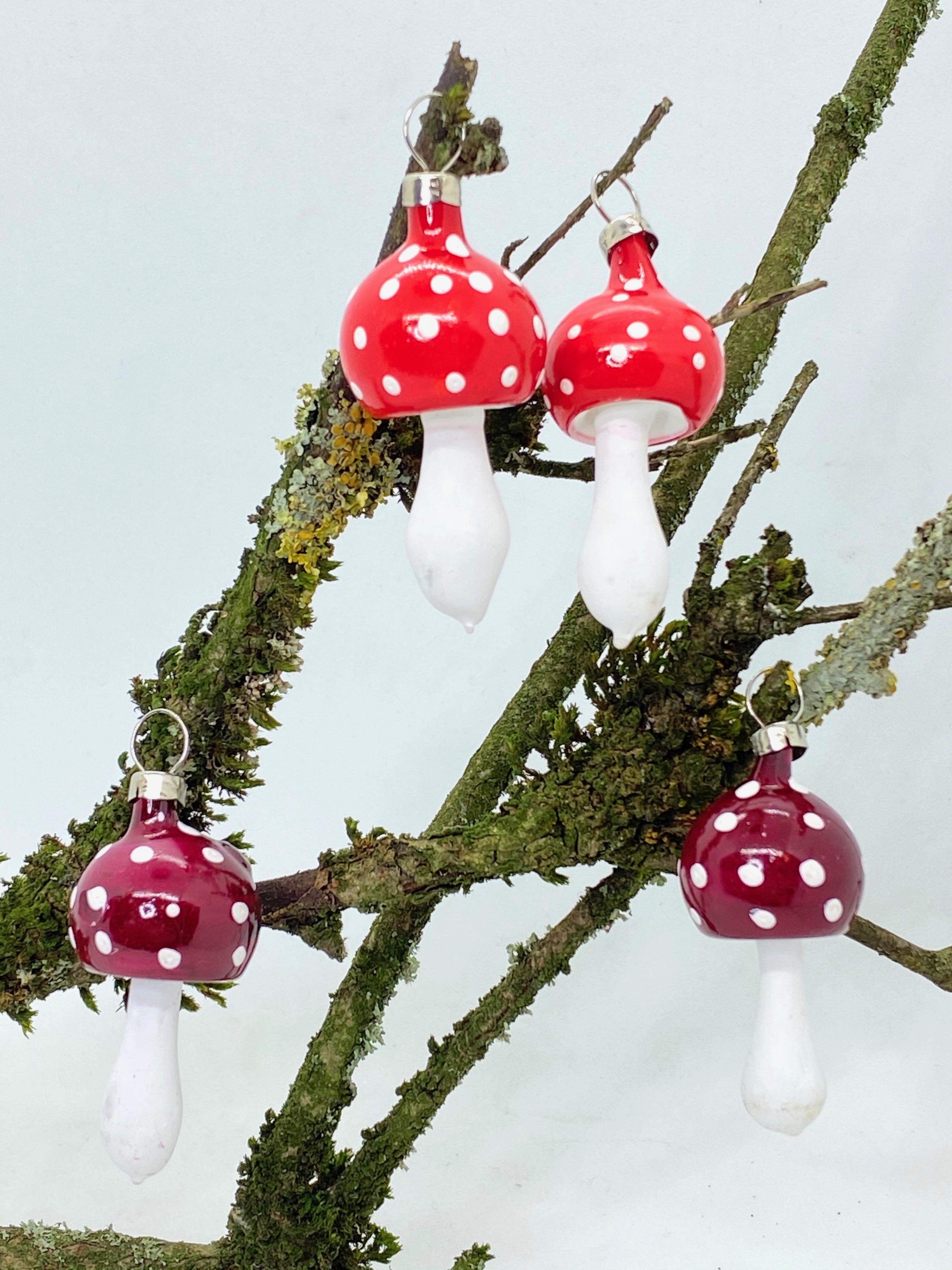 A rare Christmas ornament set of four mushrooms. Each is made from thin mouth blown glass, this would be a great antique addition for your Christmas or feather tree.
   