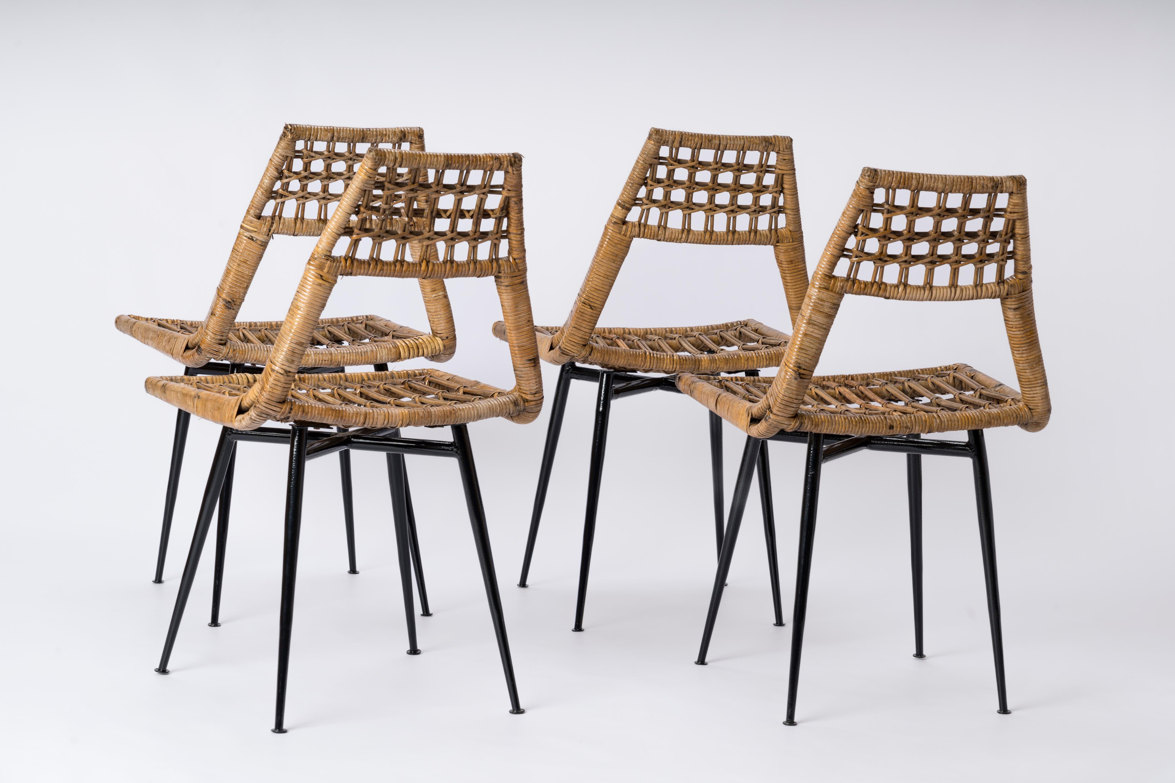 Milieu du XXe siècle Quatre chaises en rotin et acier émaillé noir par Lucien Carrier - France années 1950 en vente