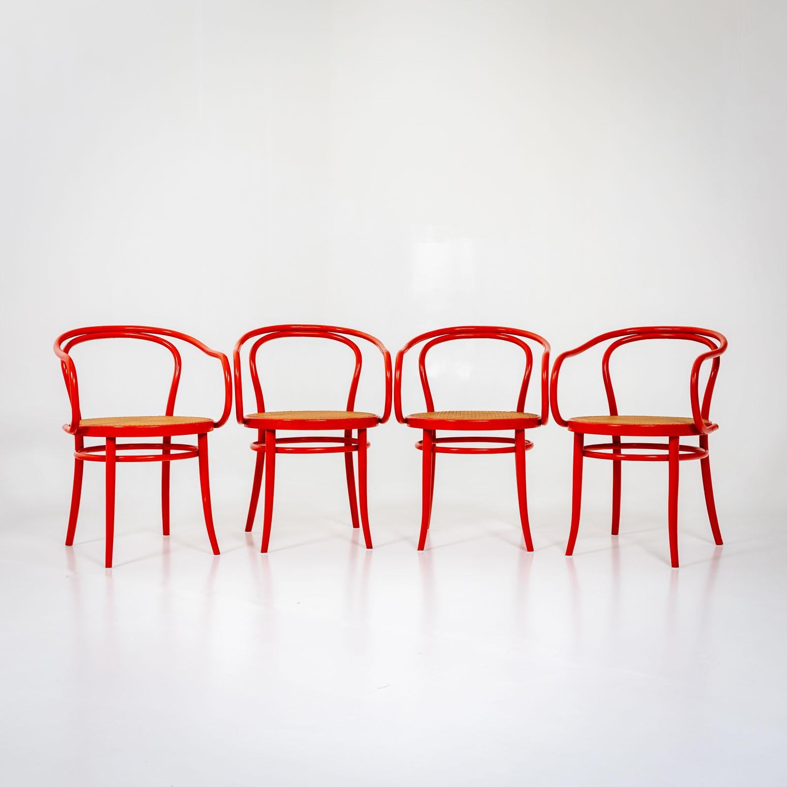 Ensemble de quatre chaises en bois courbé rouge de Drevounia, anciennement Tchécoslovaquie. Les chaises sont conçues dans le style de Thonet. Les sièges sont recouverts de vannerie viennoise. Label sur la face inférieure : 