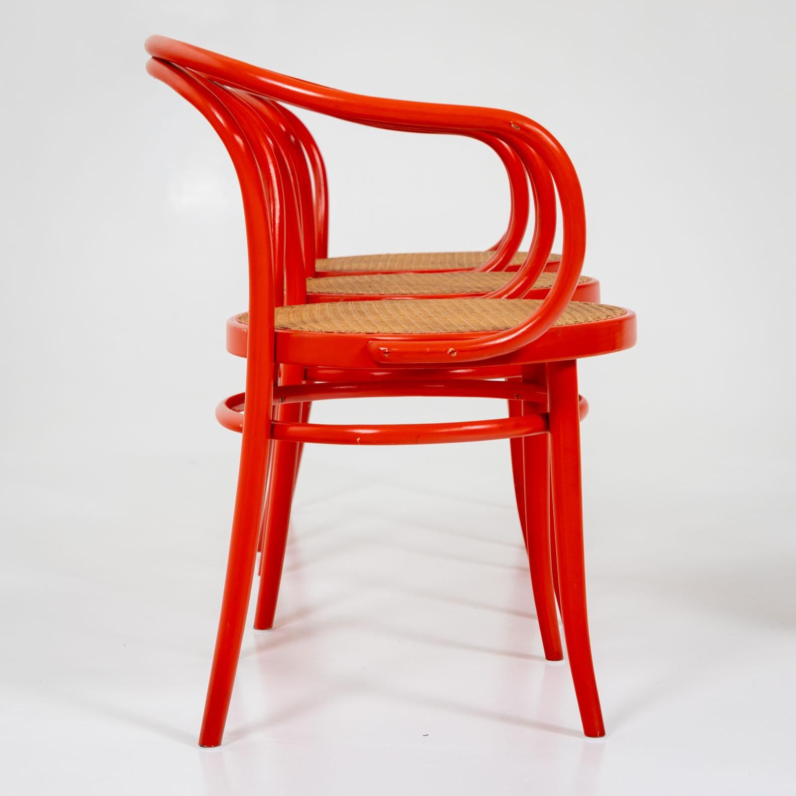Mid-Century Modern Quatre fauteuils rouges en bois cintré de Drevounia, République tchèque, milieu du 20e siècle en vente