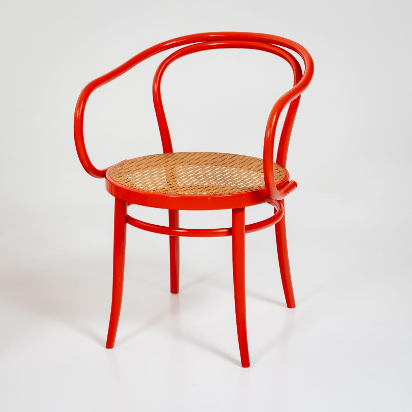 Tchèque Quatre fauteuils rouges en bois cintré de Drevounia, République tchèque, milieu du 20e siècle en vente