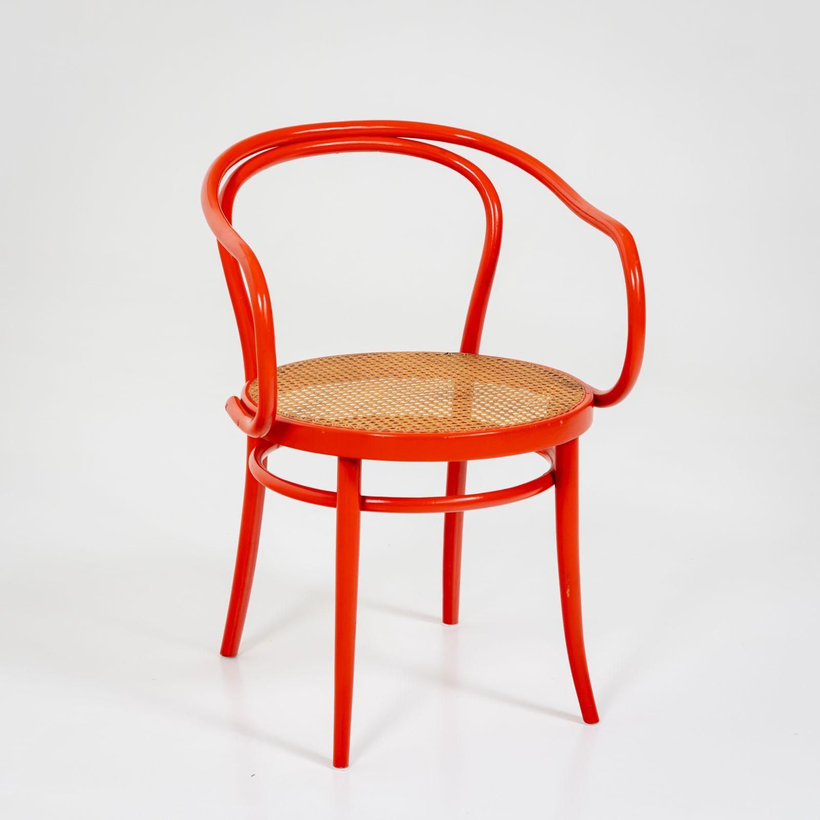 20ième siècle Quatre fauteuils rouges en bois cintré de Drevounia, République tchèque, milieu du 20e siècle en vente