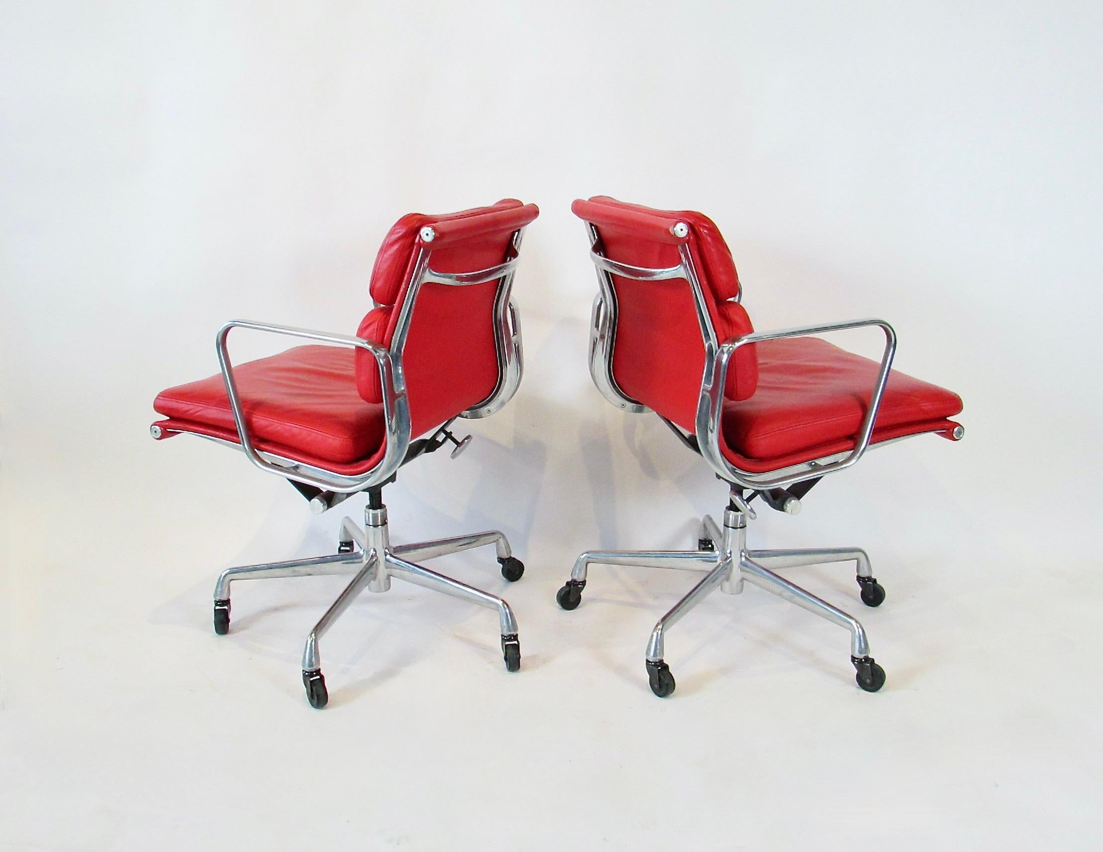Quattro sedie del gruppo Herman Miller in pelle rossa, regolabili e con pad in alluminio. in vendita 2