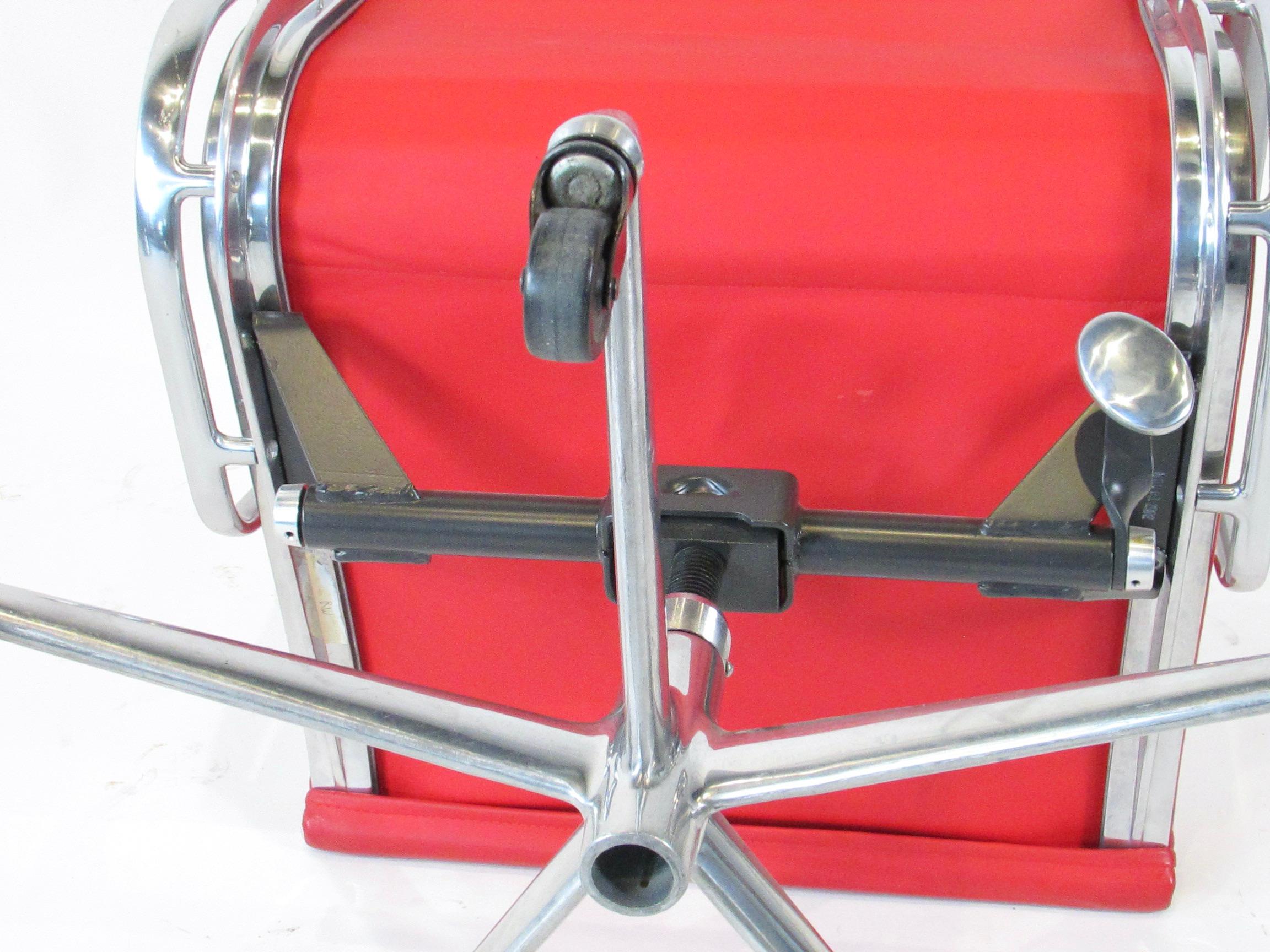 Quattro sedie del gruppo Herman Miller in pelle rossa, regolabili e con pad in alluminio. in vendita 4
