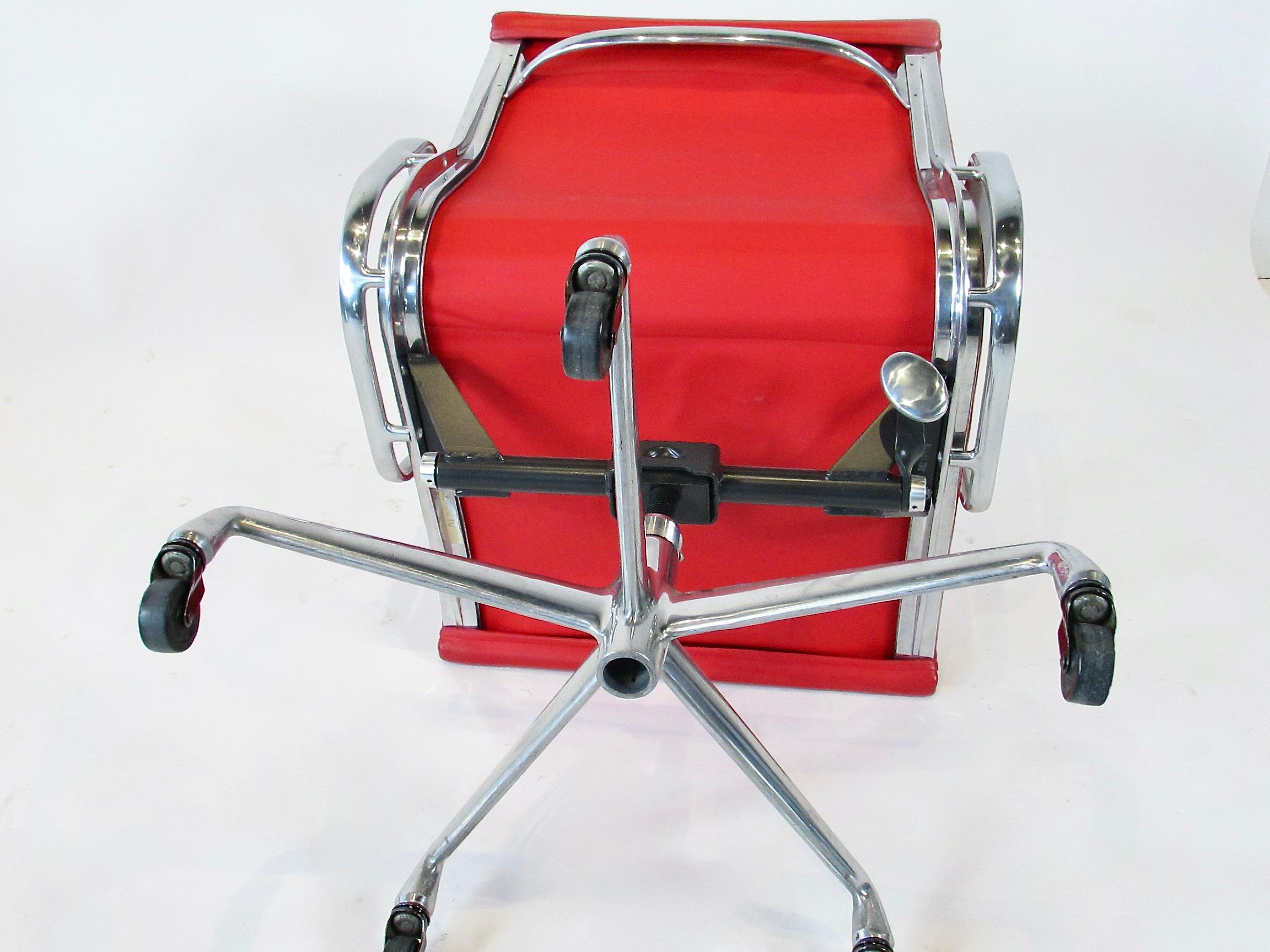 Quattro sedie del gruppo Herman Miller in pelle rossa, regolabili e con pad in alluminio. in vendita 5