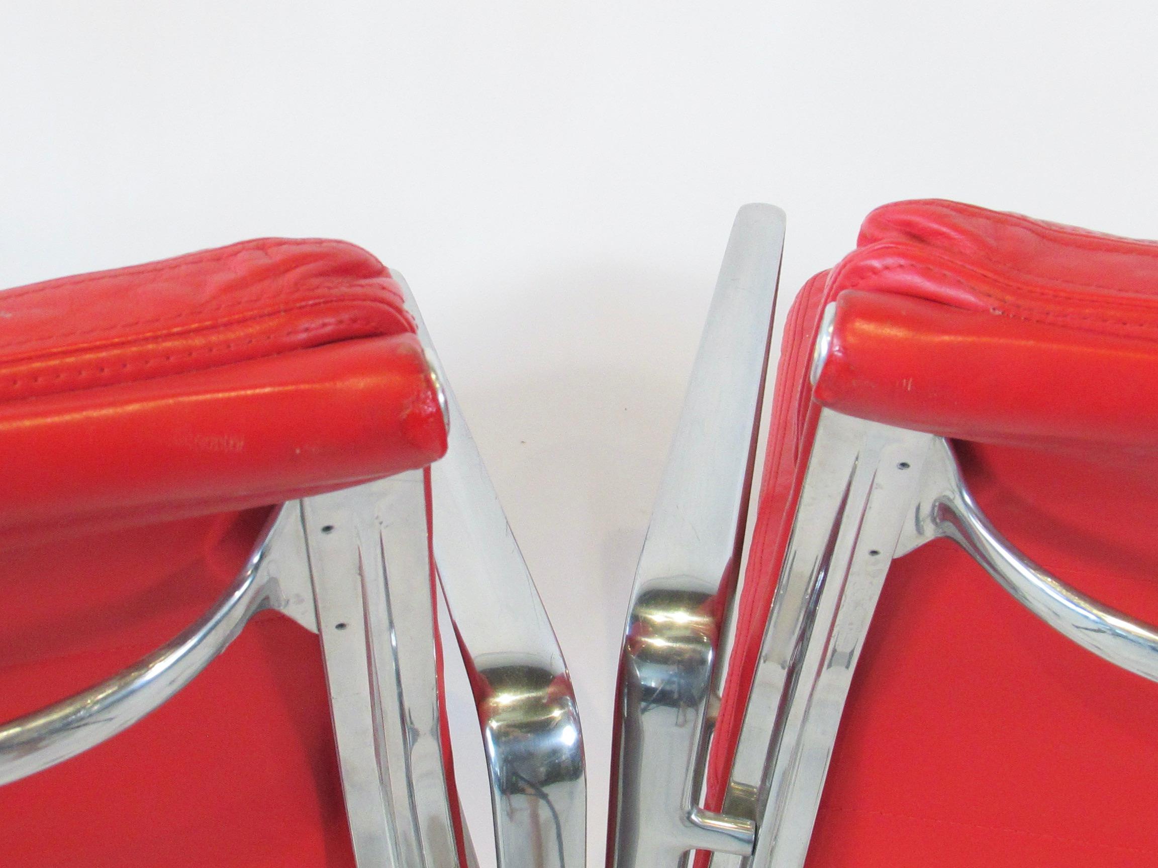 Quattro sedie del gruppo Herman Miller in pelle rossa, regolabili e con pad in alluminio. in vendita 7