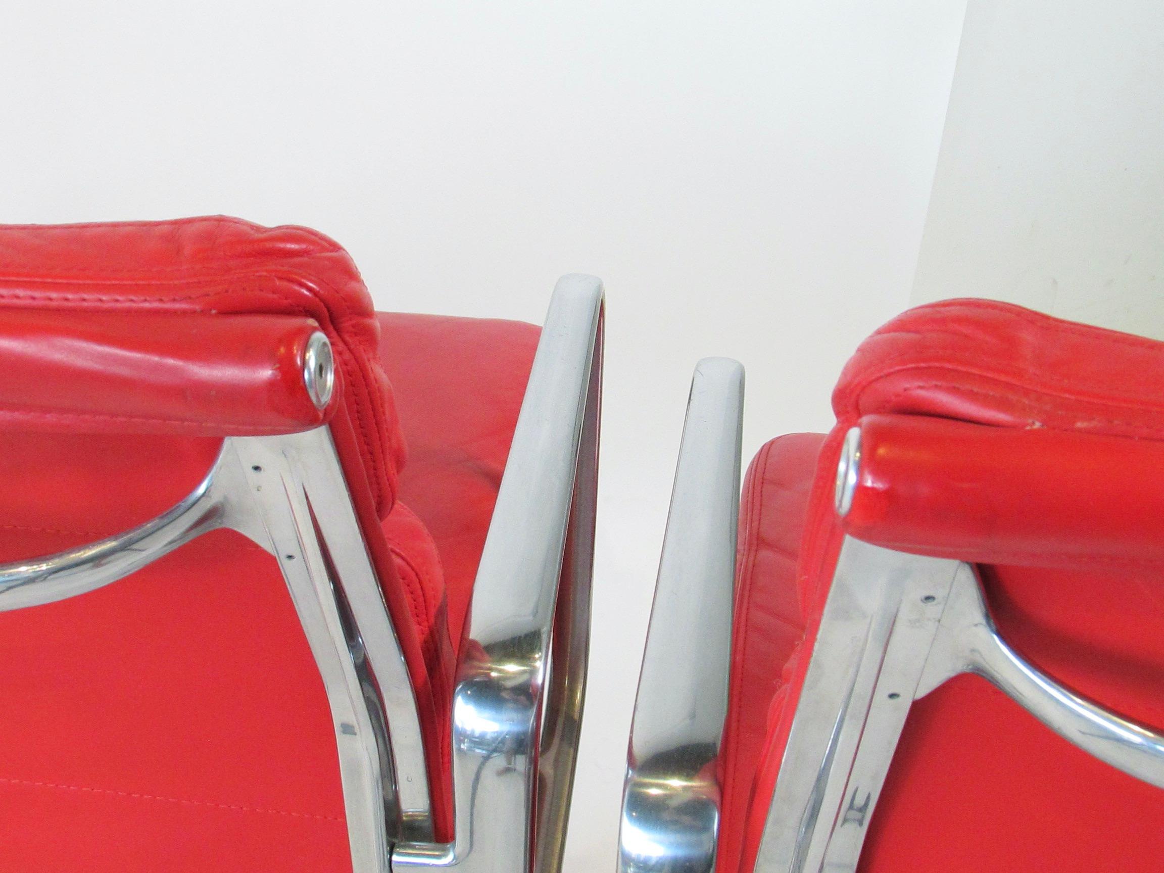 Quattro sedie del gruppo Herman Miller in pelle rossa, regolabili e con pad in alluminio. in vendita 8