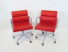 Quattro sedie del gruppo Herman Miller in pelle rossa, regolabili e con pad in alluminio.